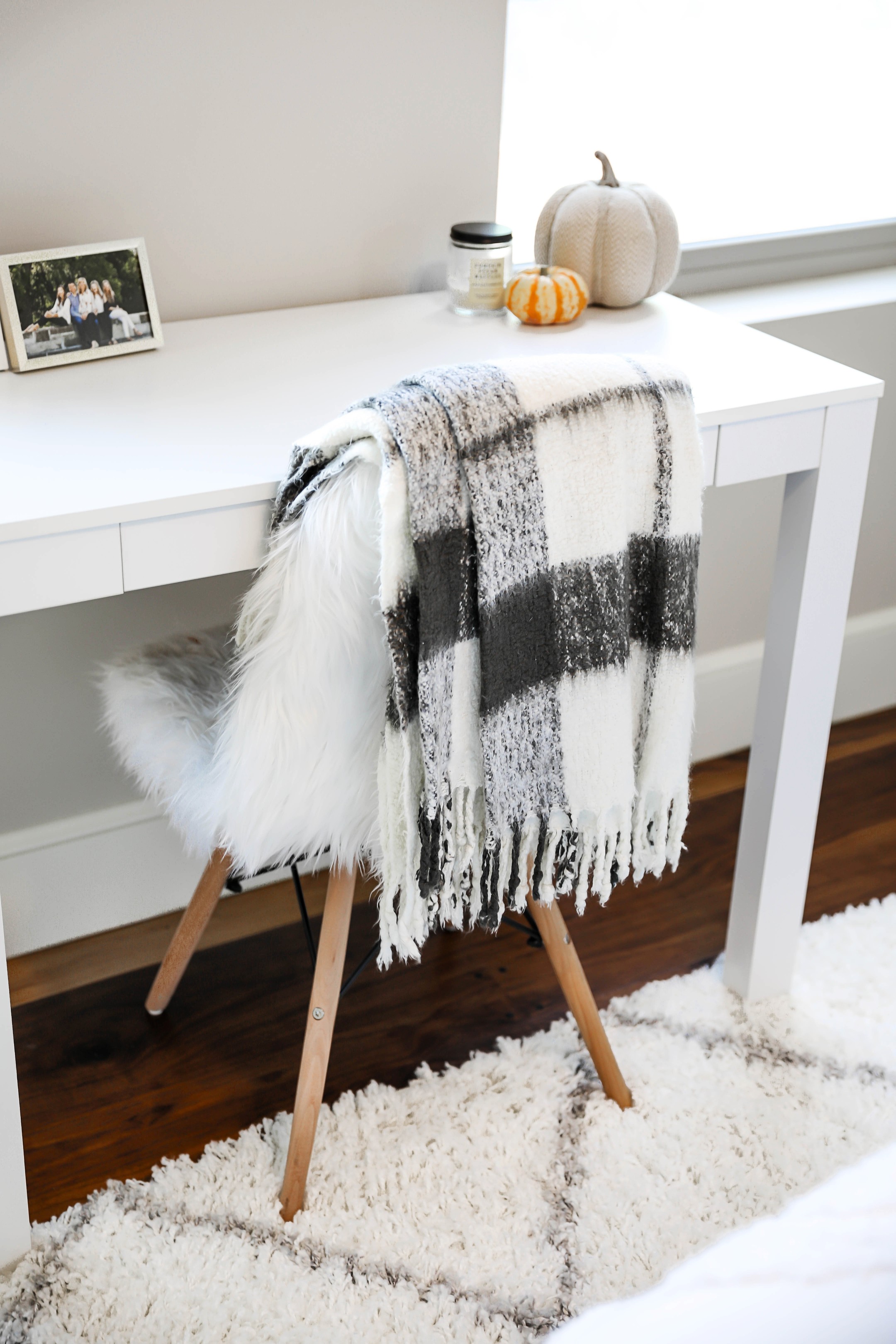 Fall room decor ideas! Inspiration for white and bright room! Check out this fashion blogger's room tour! I love decorating my house for autumn! Details on fashion and lifestyle blog daily dose of charm by lauren lindmark