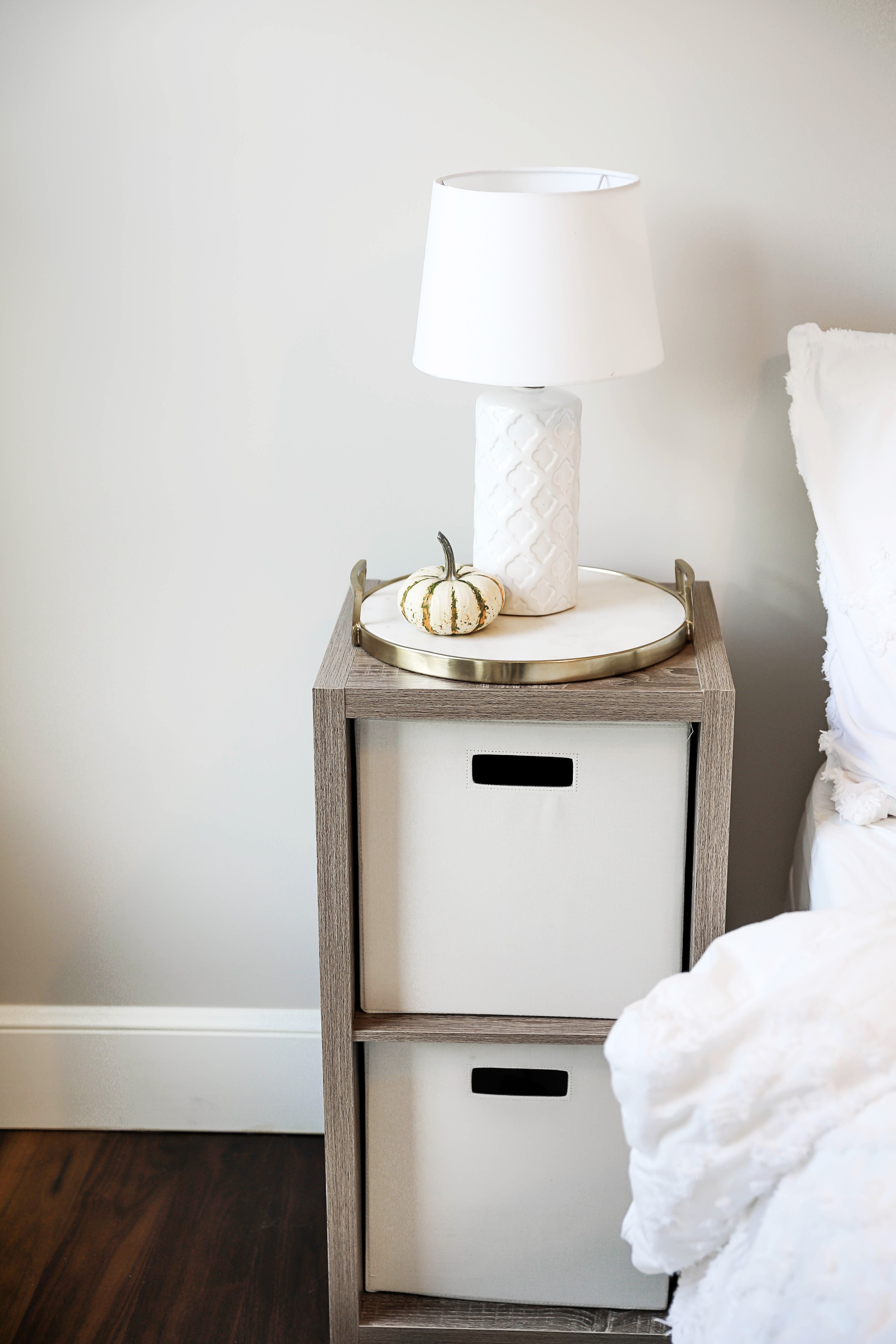 Fall room decor ideas! Inspiration for white and bright room! Check out this fashion blogger's room tour! I love decorating my house for autumn! Details on fashion and lifestyle blog daily dose of charm by lauren lindmark