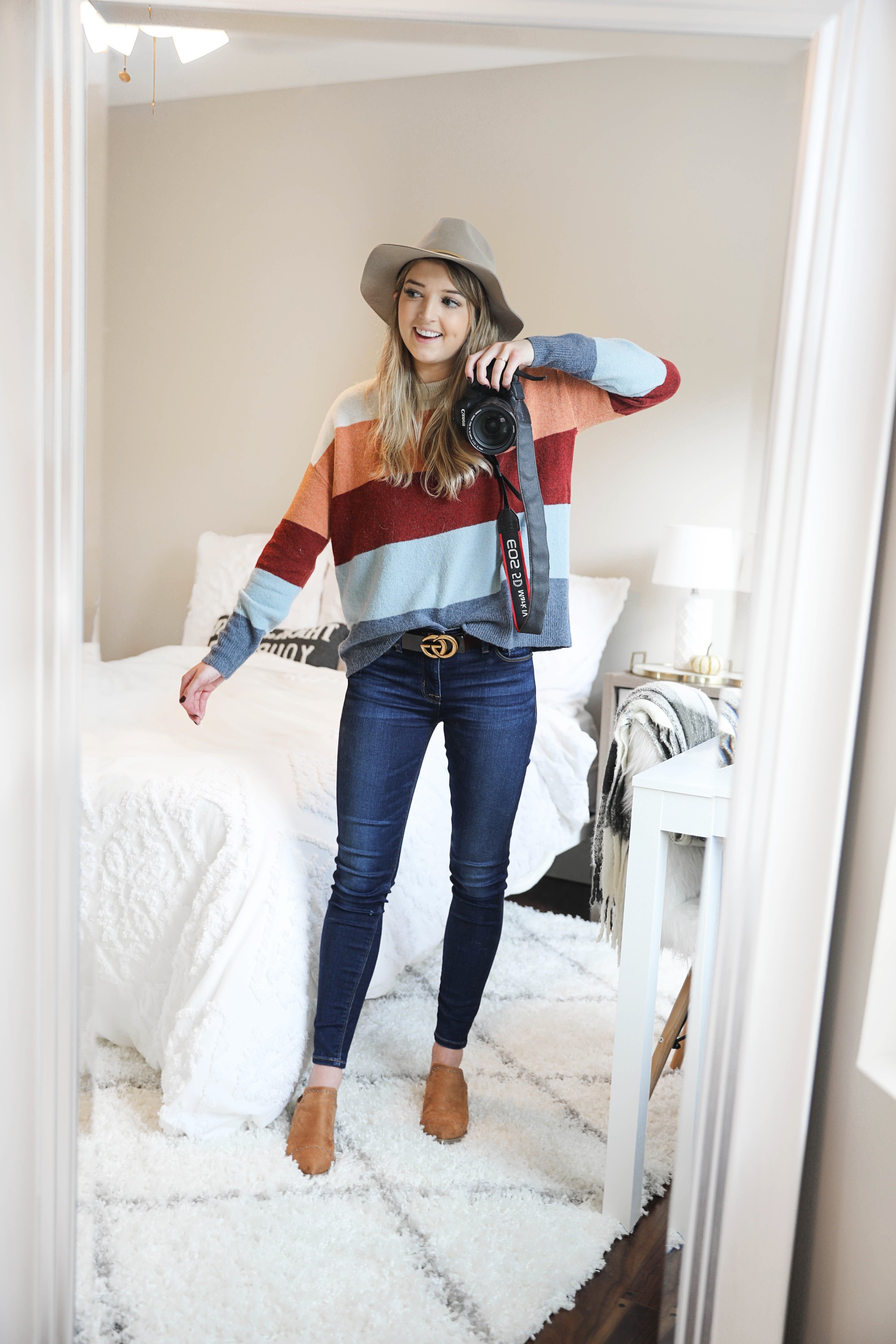 Fall room decor ideas! Inspiration for white and bright room! Check out this fashion blogger's room tour! I love decorating my house for autumn! Details on fashion and lifestyle blog daily dose of charm by lauren lindmark