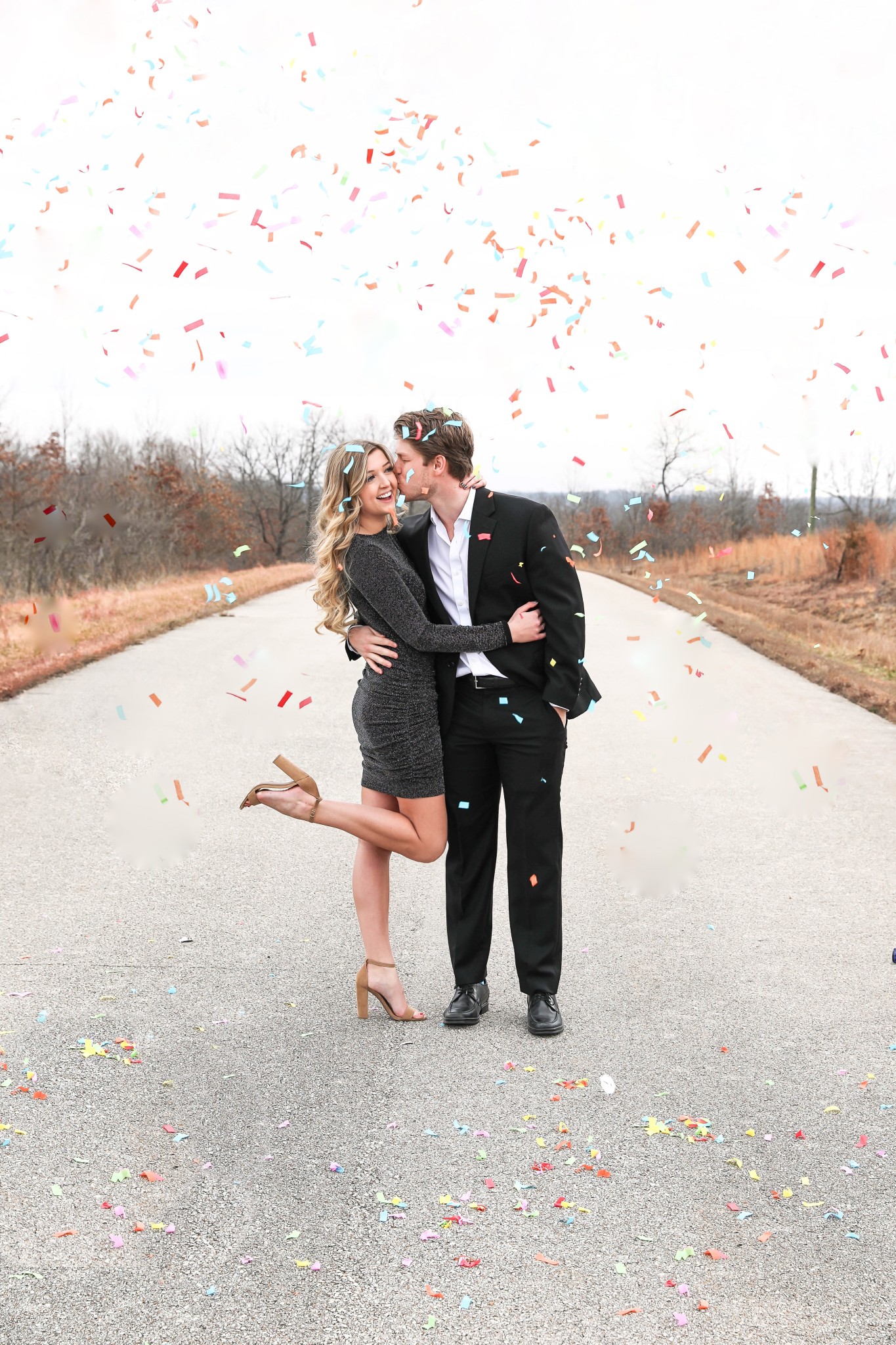 New Year's Eve photoshoot 2019! The cutest confetti photos! Hear the story about how I met my boyfriend one year ago on New Year's Eve! These are super cute couple photos! Details on fashion blog daily dose of charm by lauren lindmark