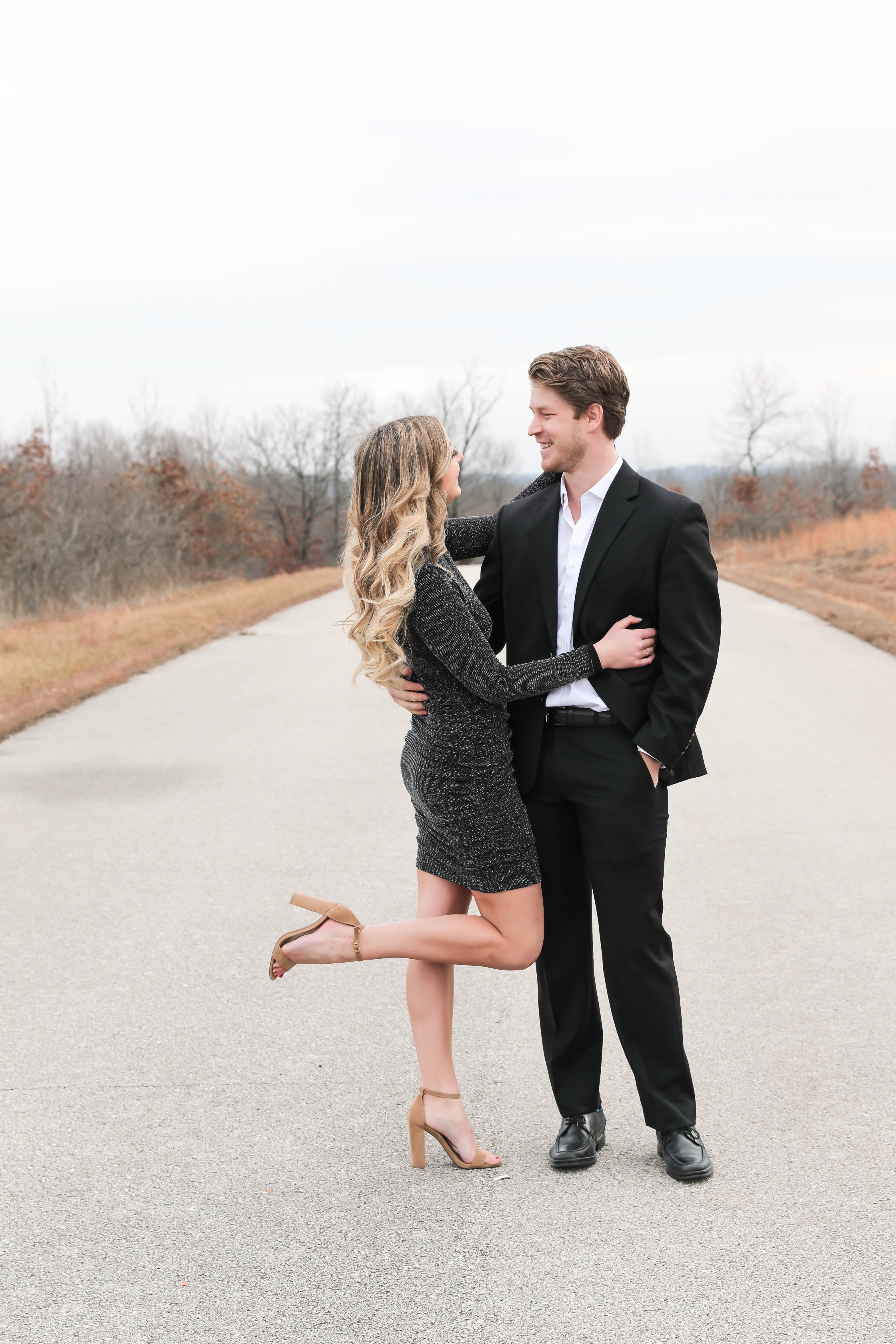 New Year's Eve photoshoot 2019! The cutest confetti photos! Hear the story about how I met my boyfriend one year ago on New Year's Eve! These are super cute couple photos! Details on fashion blog daily dose of charm by lauren lindmark