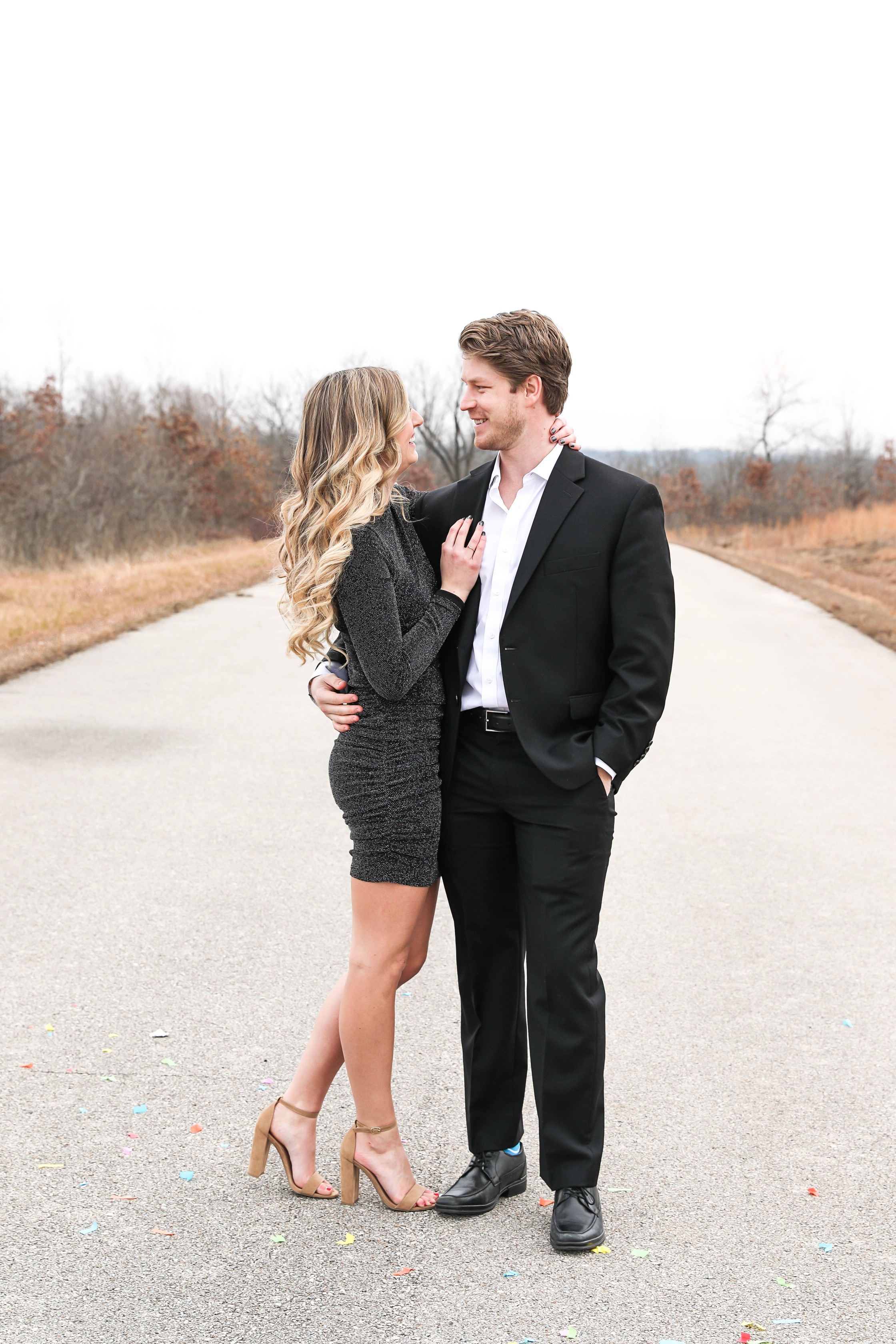 New Year's Eve photoshoot 2019! The cutest confetti photos! Hear the story about how I met my boyfriend one year ago on New Year's Eve! These are super cute couple photos! Details on fashion blog daily dose of charm by lauren lindmark
