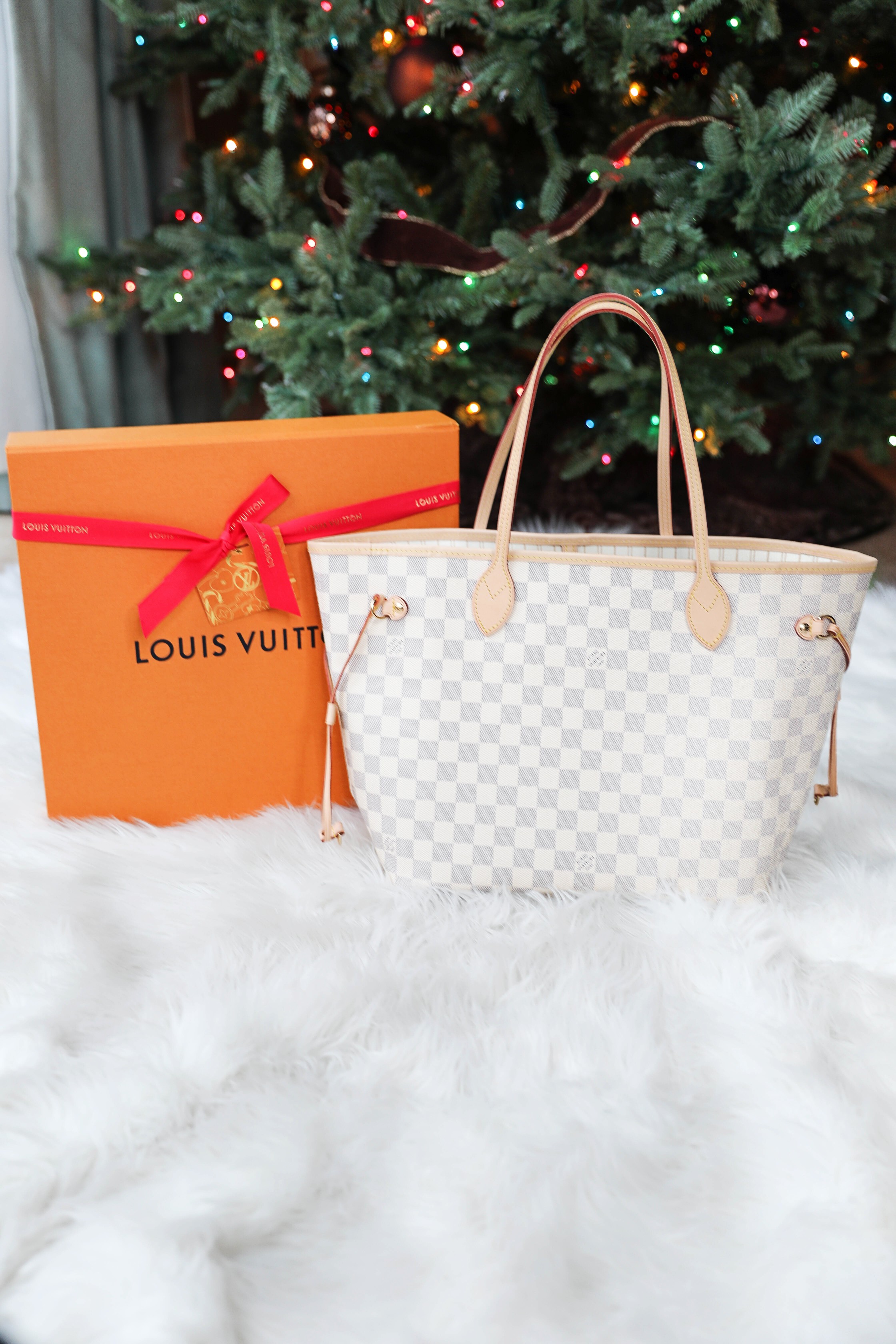 What I got for Christmas 2018! HUGE haul including a Louis Vuitton Neverfull MM, Apple Watch, Nespresso, and more! Details on fashion blog daily dose of charm by lauren lindmark