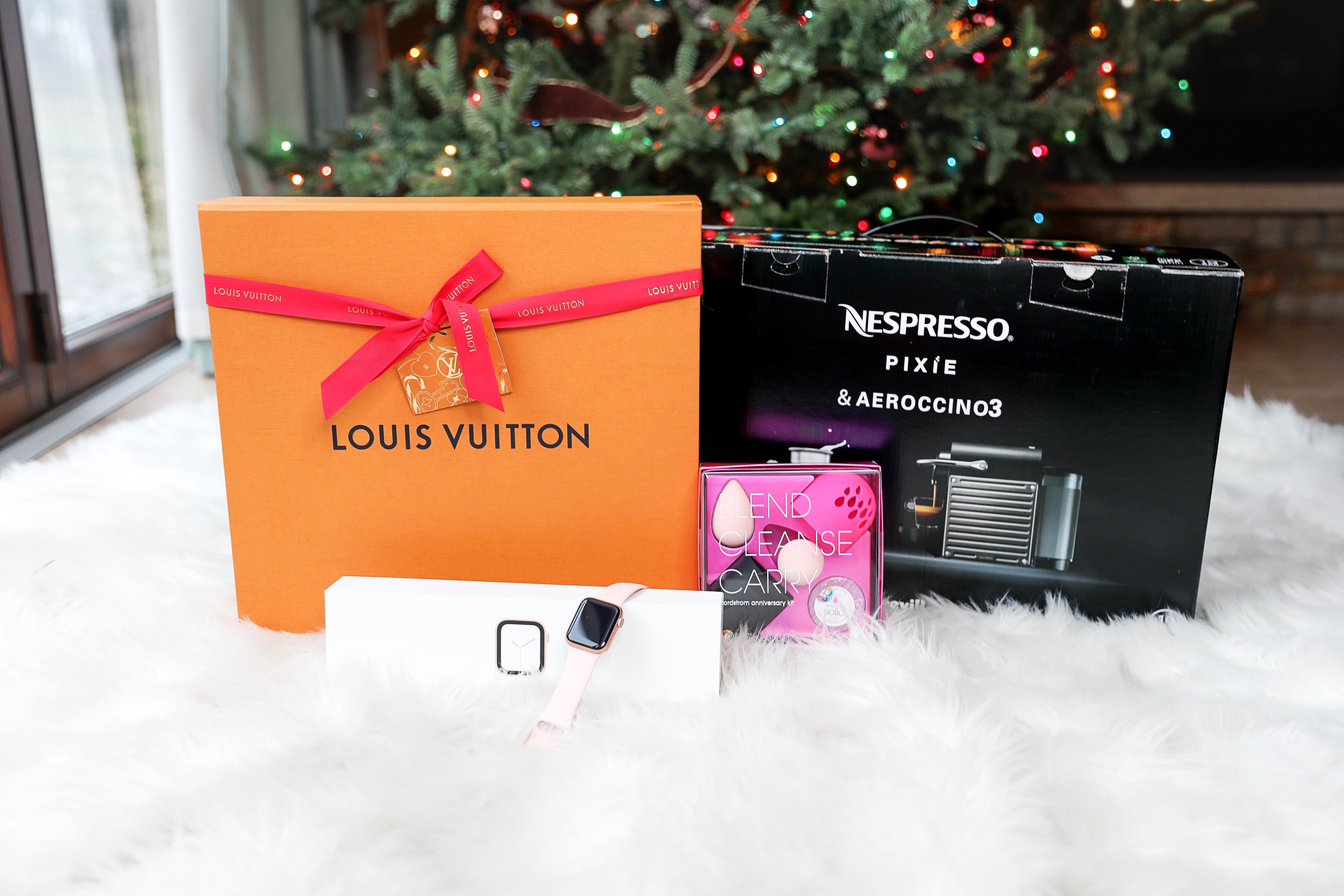 What I got for Christmas 2018! HUGE haul including a Louis Vuitton Neverfull MM, Apple Watch, Nespresso, and more! Details on fashion blog daily dose of charm by lauren lindmark