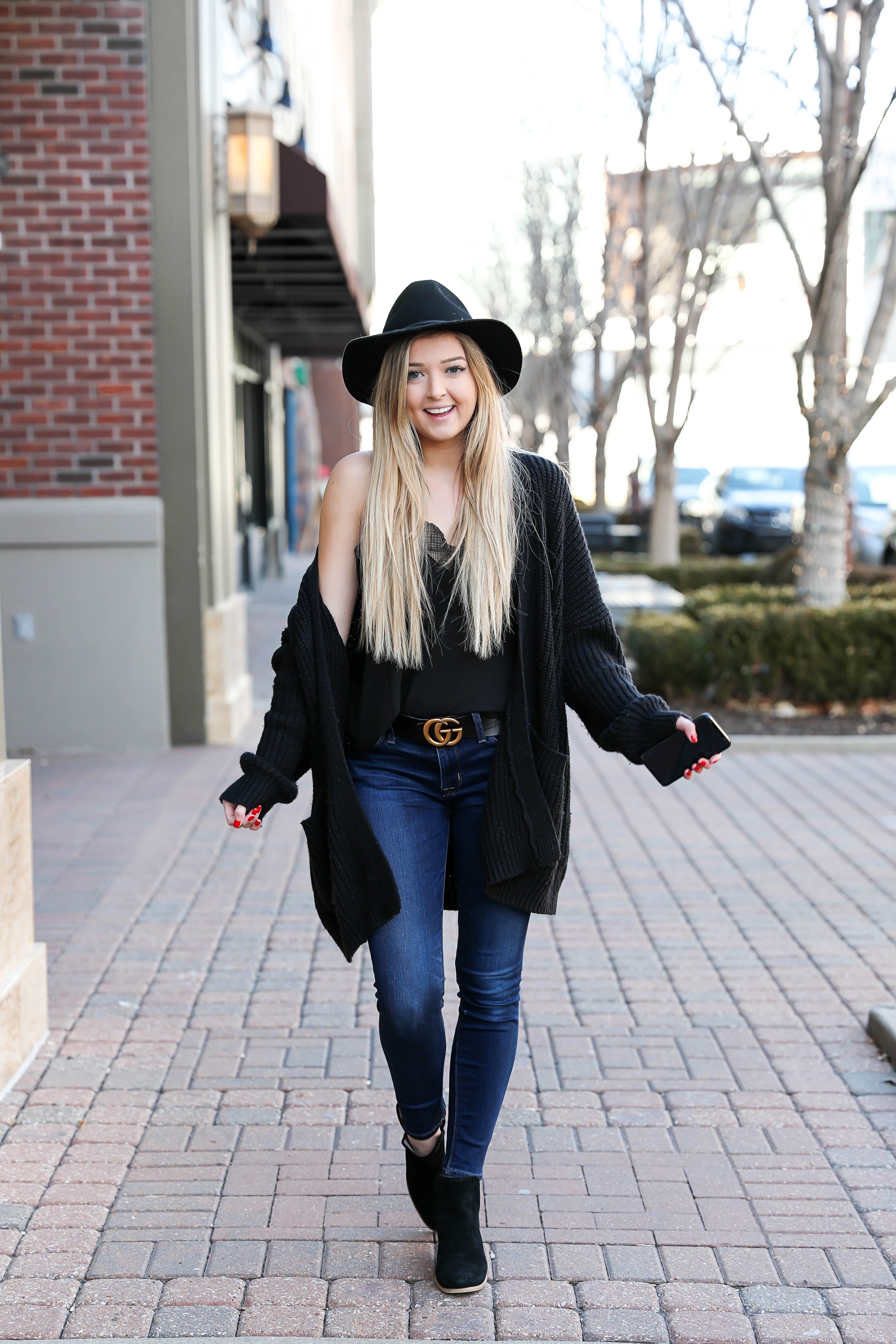 How I plan my day on the iPhone iCalendar app! Start the new year off right with these organization tips! Also checkout this cute all black outfit with this cute gucci belt and black felt hat! Details on fashion blog daily dose of charm by lauren lindmark