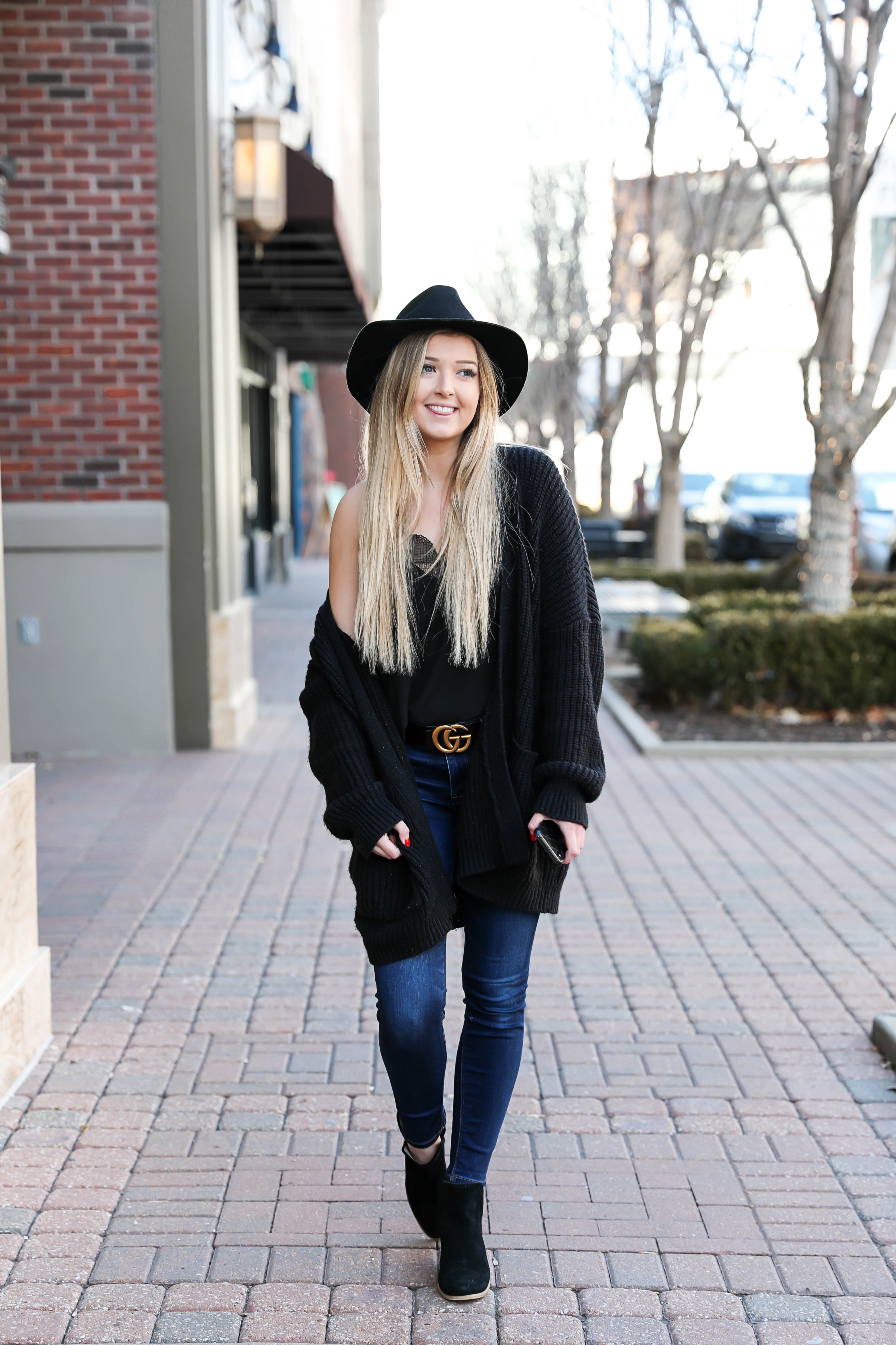 How I plan my day on the iPhone iCalendar app! Start the new year off right with these organization tips! Also checkout this cute all black outfit with this cute gucci belt and black felt hat! Details on fashion blog daily dose of charm by lauren lindmark