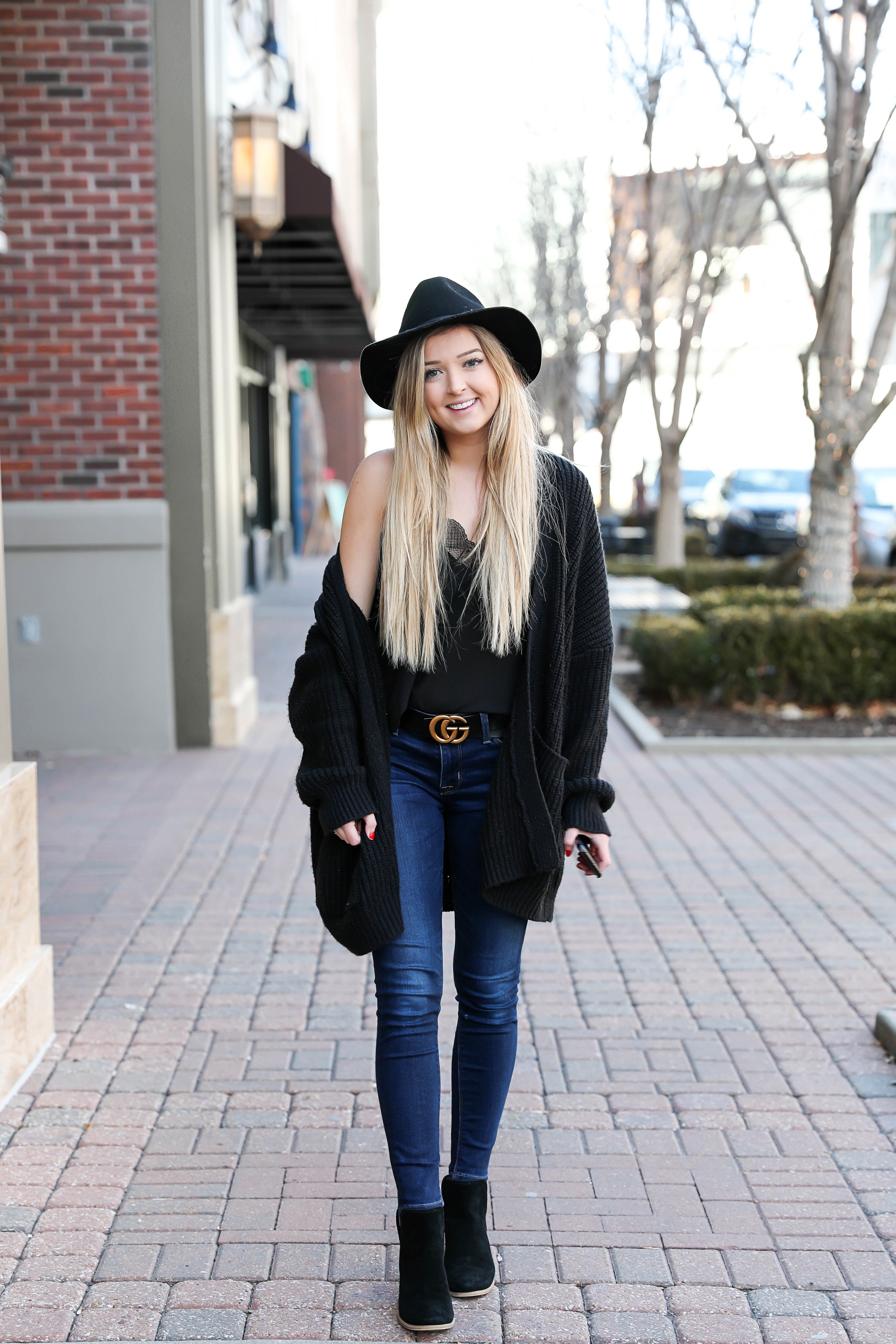 How I plan my day on the iPhone iCalendar app! Start the new year off right with these organization tips! Also checkout this cute all black outfit with this cute gucci belt and black felt hat! Details on fashion blog daily dose of charm by lauren lindmark