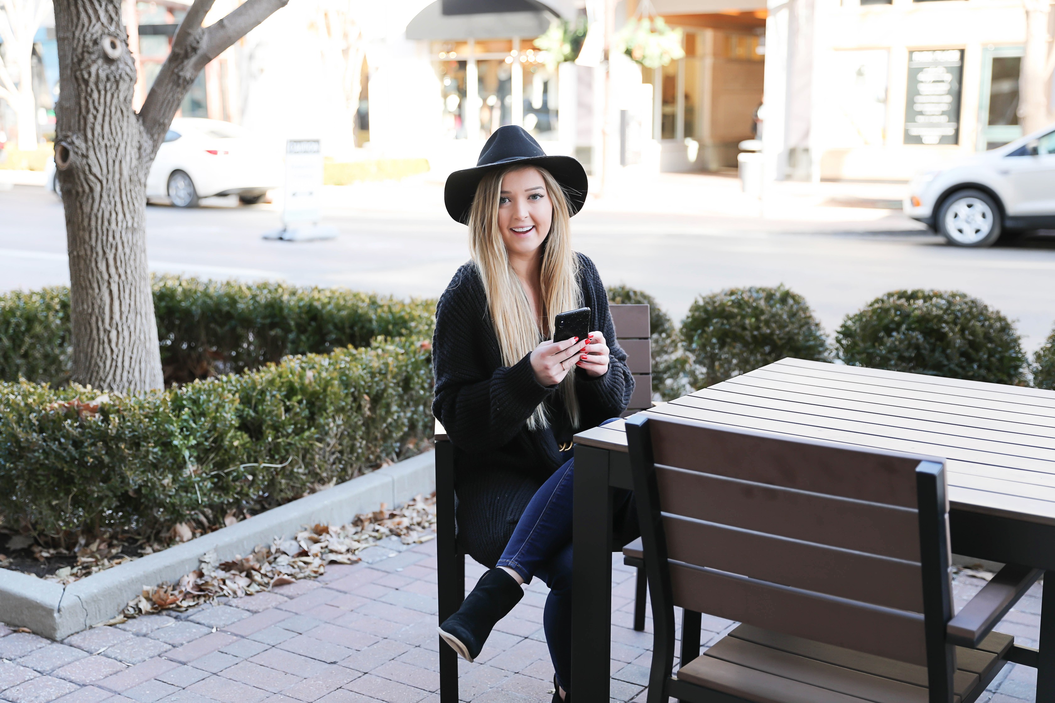 How I plan my day on the iPhone iCalendar app! Start the new year off right with these organization tips! Also checkout this cute all black outfit with this cute gucci belt and black felt hat! Details on fashion blog daily dose of charm by lauren lindmark