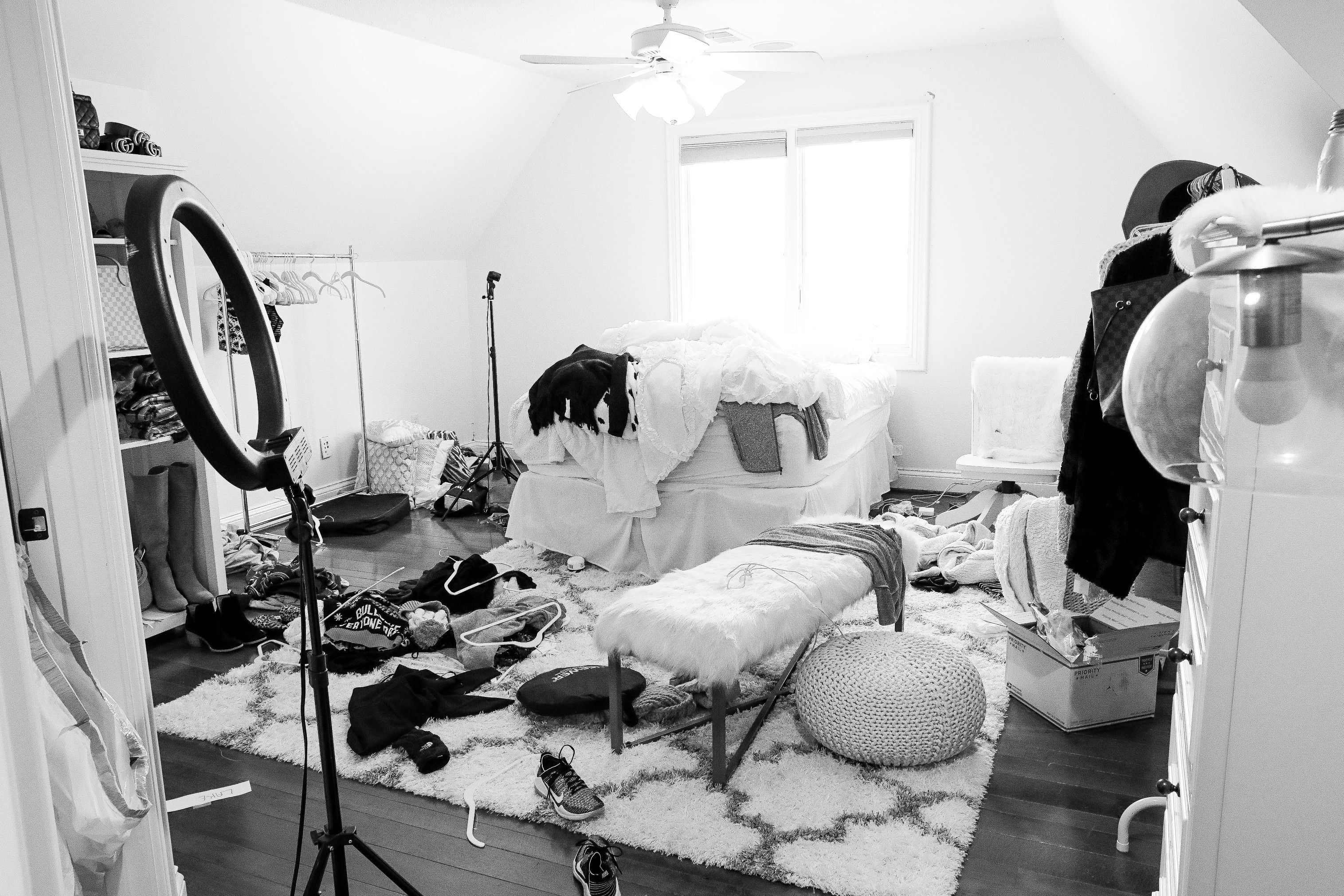 Room decluttering tips! Total closet clean out to live a minimal lifestyle. Spring cleaning means getting rid of clutter! Insane before and after photos of decluttering on lifestyle blog daily dose of charm by lauren lindmark