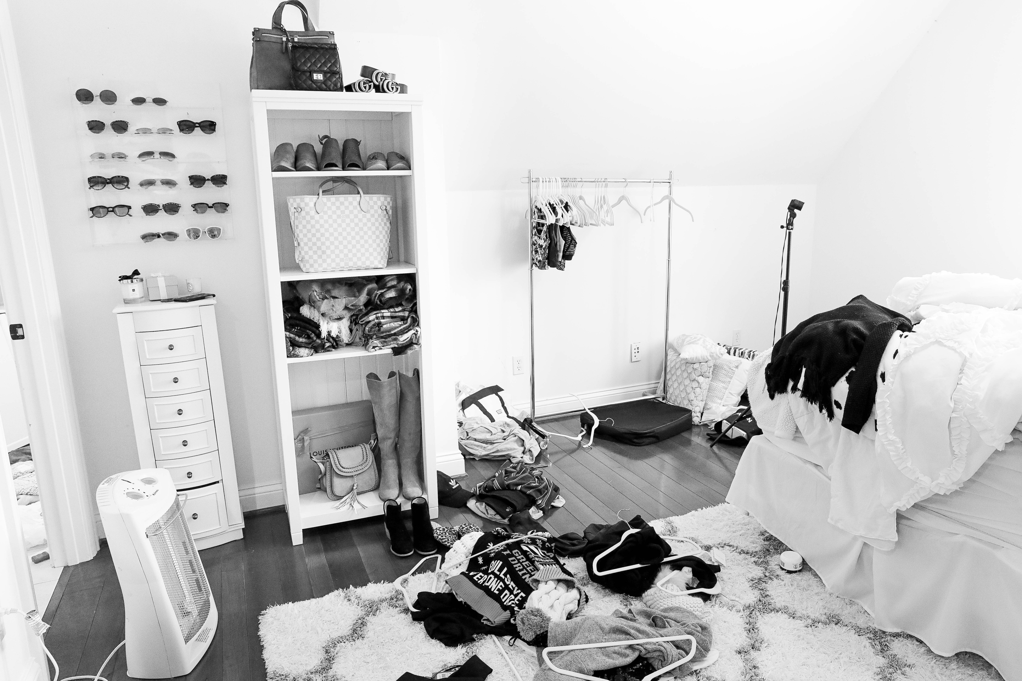 Room decluttering tips! Total closet clean out to live a minimal lifestyle. Spring cleaning means getting rid of clutter! Insane before and after photos of decluttering on lifestyle blog daily dose of charm by lauren lindmark