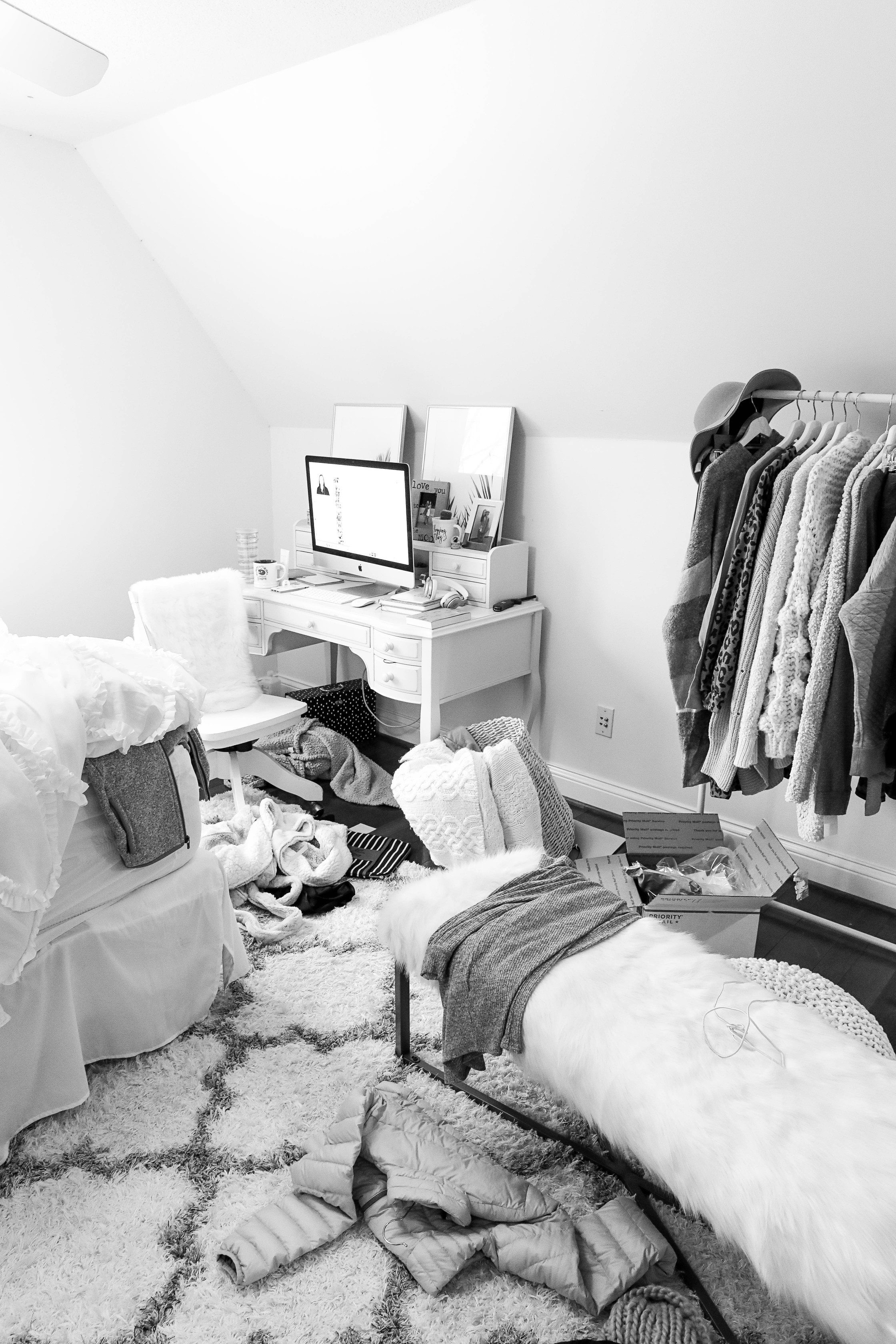 Room decluttering tips! Total closet clean out to live a minimal lifestyle. Spring cleaning means getting rid of clutter! Insane before and after photos of decluttering on lifestyle blog daily dose of charm by lauren lindmark