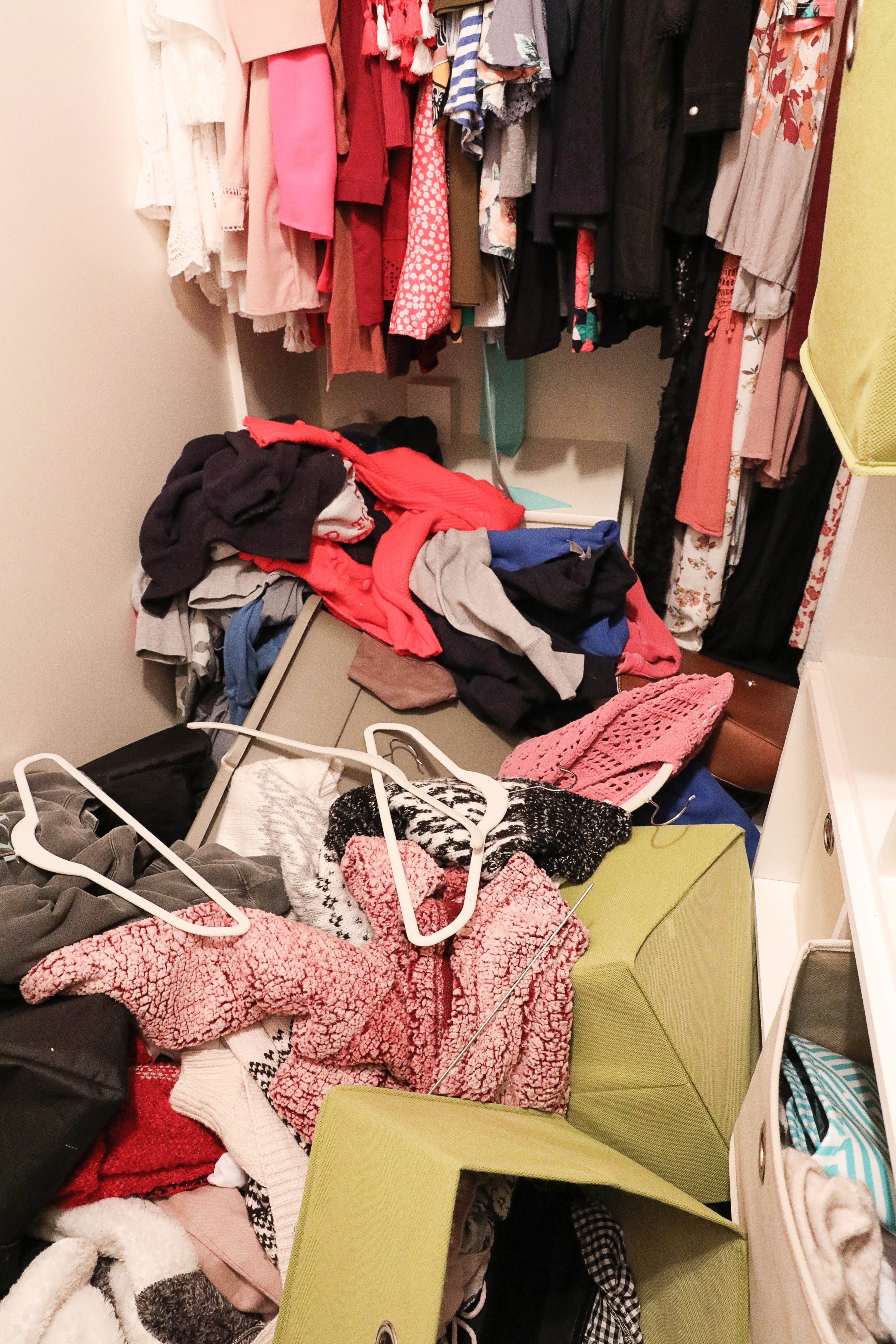 Room decluttering tips! Total closet clean out to live a minimal lifestyle. Spring cleaning means getting rid of clutter! Insane before and after photos of decluttering on lifestyle blog daily dose of charm by lauren lindmark