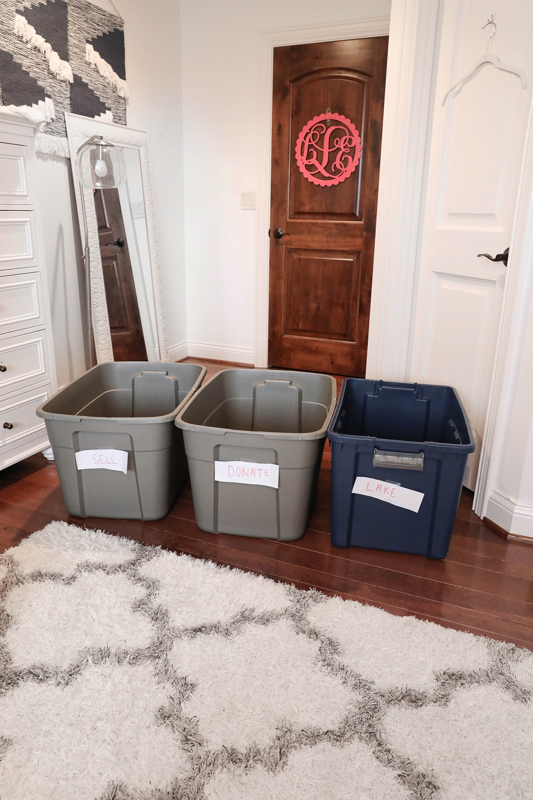 Room decluttering tips! Total closet clean out to live a minimal lifestyle. Spring cleaning means getting rid of clutter! Insane before and after photos of decluttering on lifestyle blog daily dose of charm by lauren lindmark