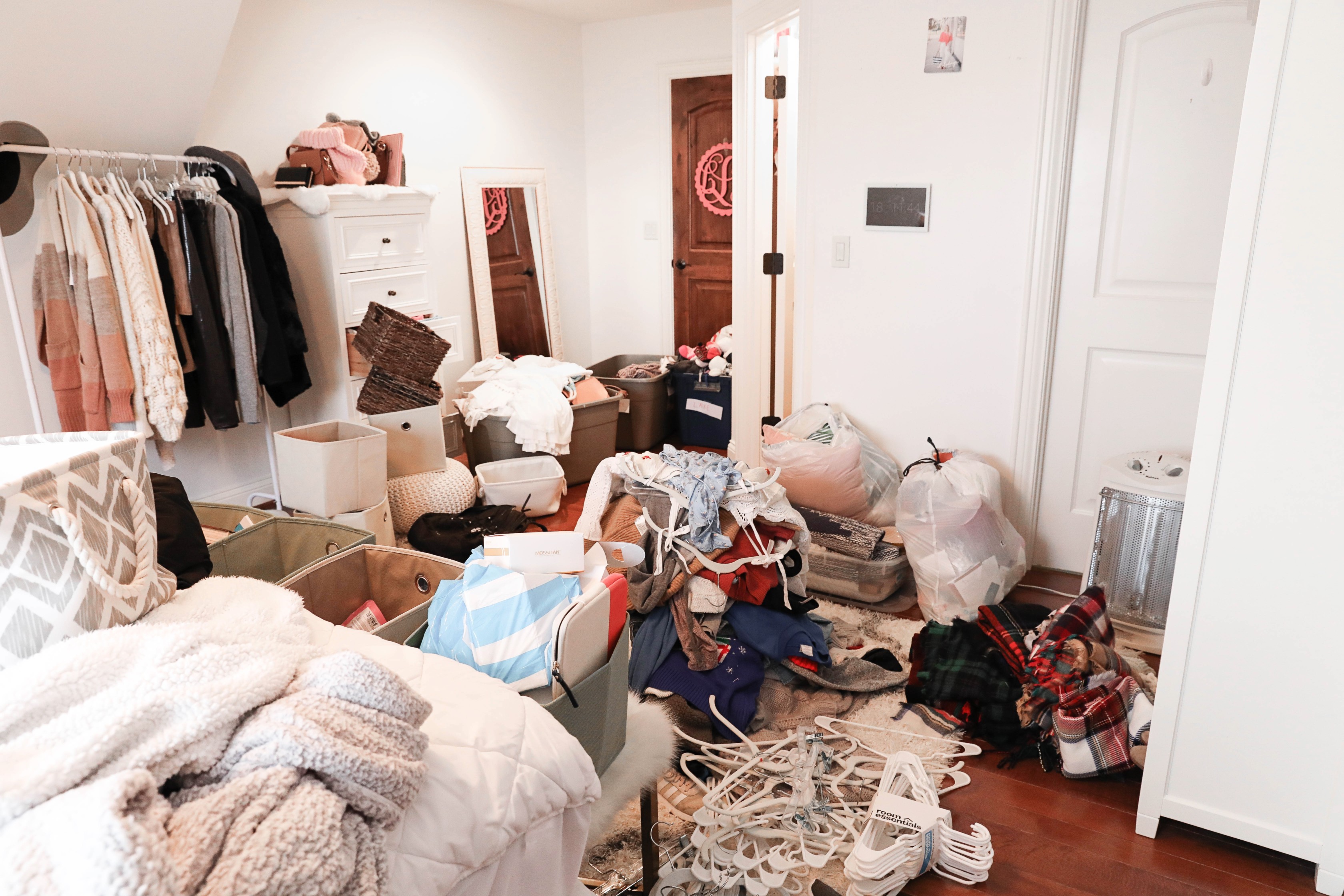 Room decluttering tips! Total closet clean out to live a minimal lifestyle. Spring cleaning means getting rid of clutter! Insane before and after photos of decluttering on lifestyle blog daily dose of charm by lauren lindmark