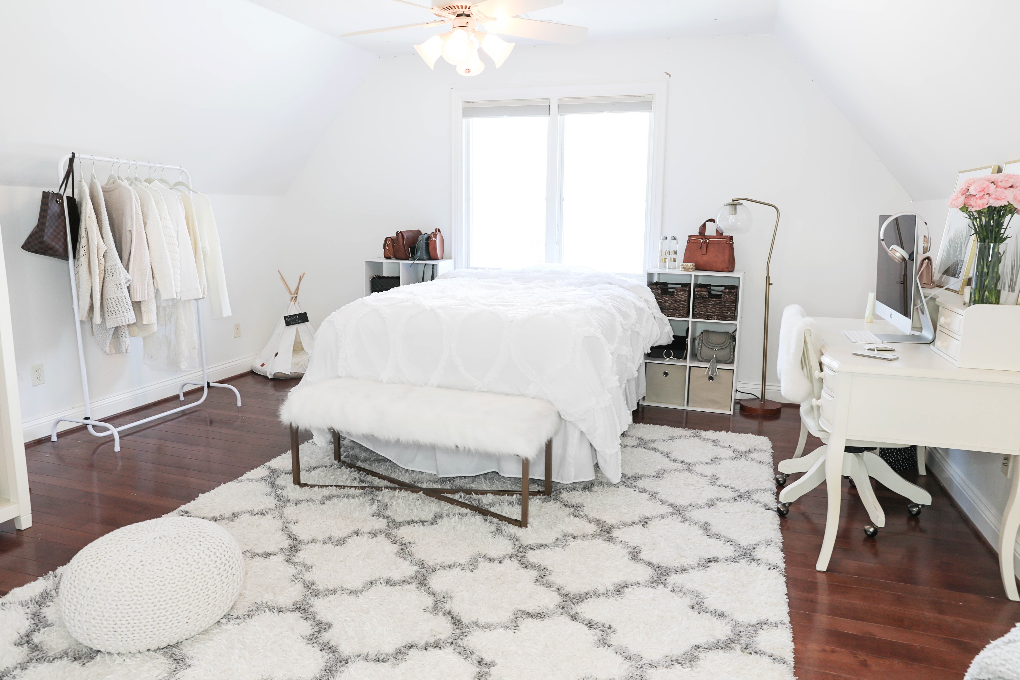 Room decluttering tips! Total closet clean out to live a minimal lifestyle. Spring cleaning means getting rid of clutter! Insane before and after photos of decluttering on lifestyle blog daily dose of charm by lauren lindmark
