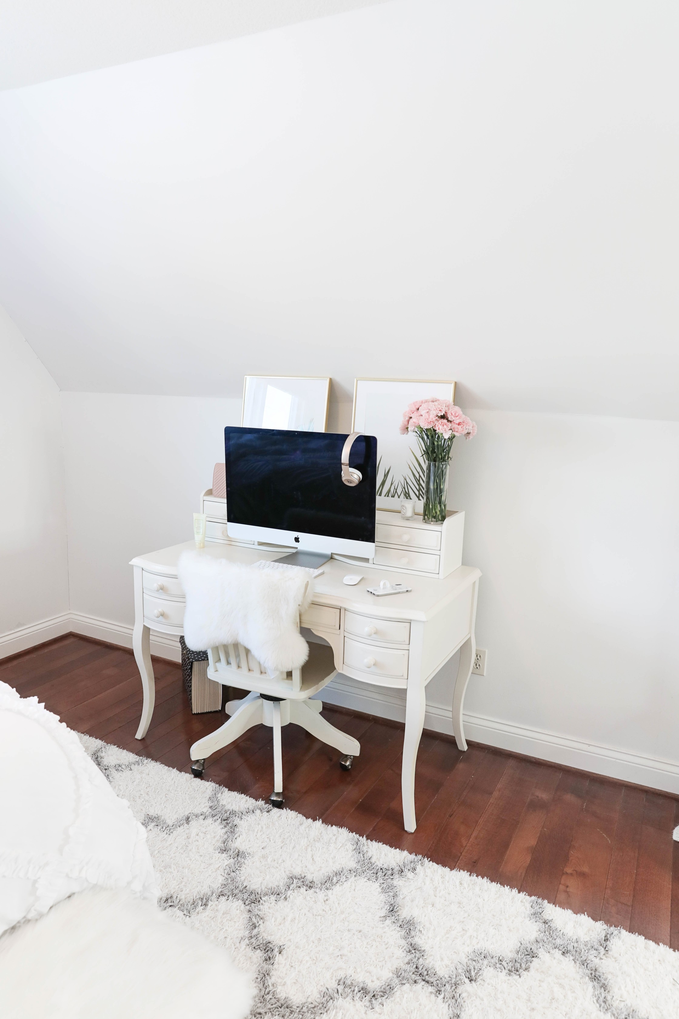 Room decluttering tips! Total closet clean out to live a minimal lifestyle. Spring cleaning means getting rid of clutter! Insane before and after photos of decluttering on lifestyle blog daily dose of charm by lauren lindmark