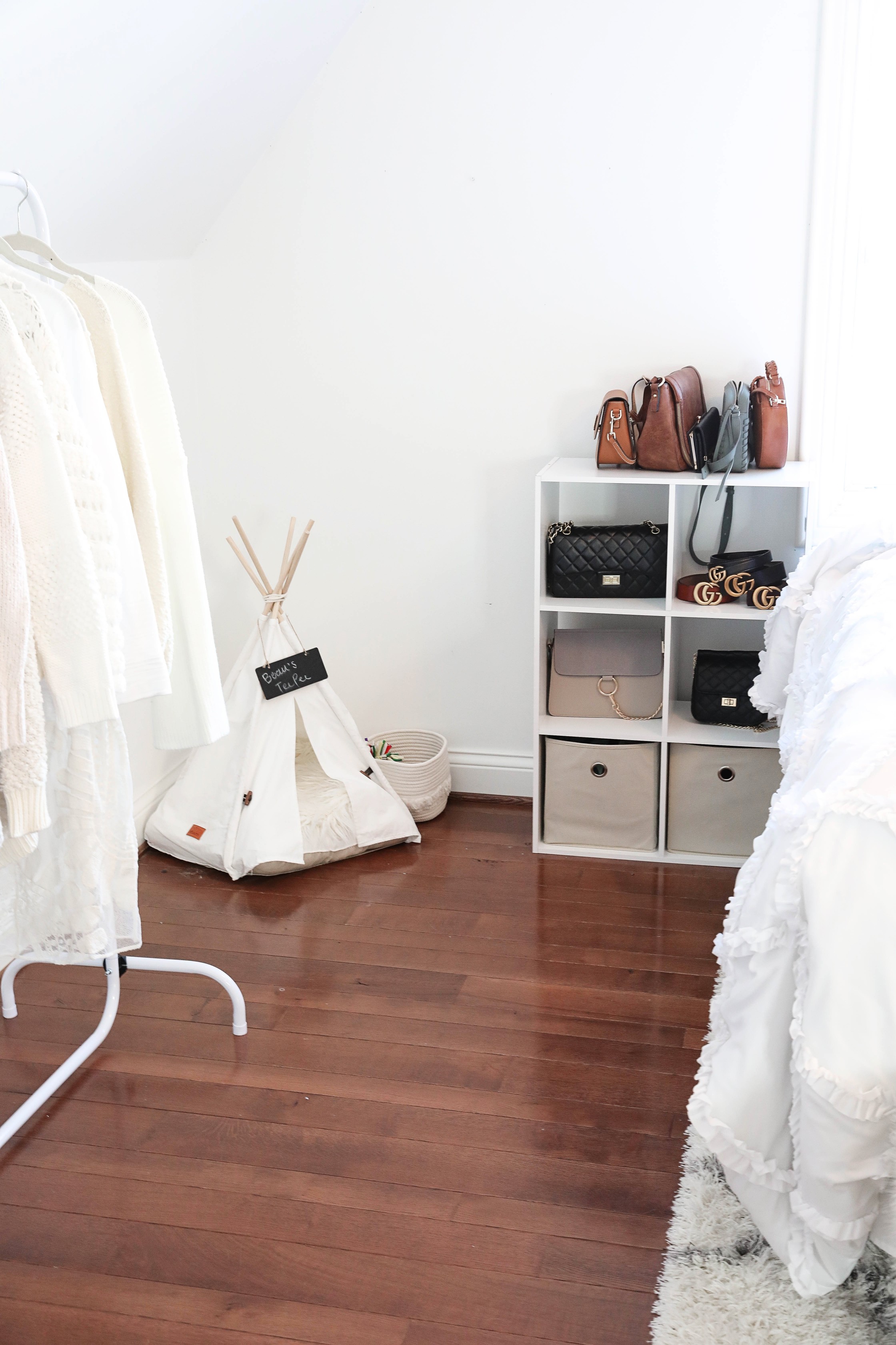 Room decluttering tips! Total closet clean out to live a minimal lifestyle. Spring cleaning means getting rid of clutter! Insane before and after photos of decluttering on lifestyle blog daily dose of charm by lauren lindmark