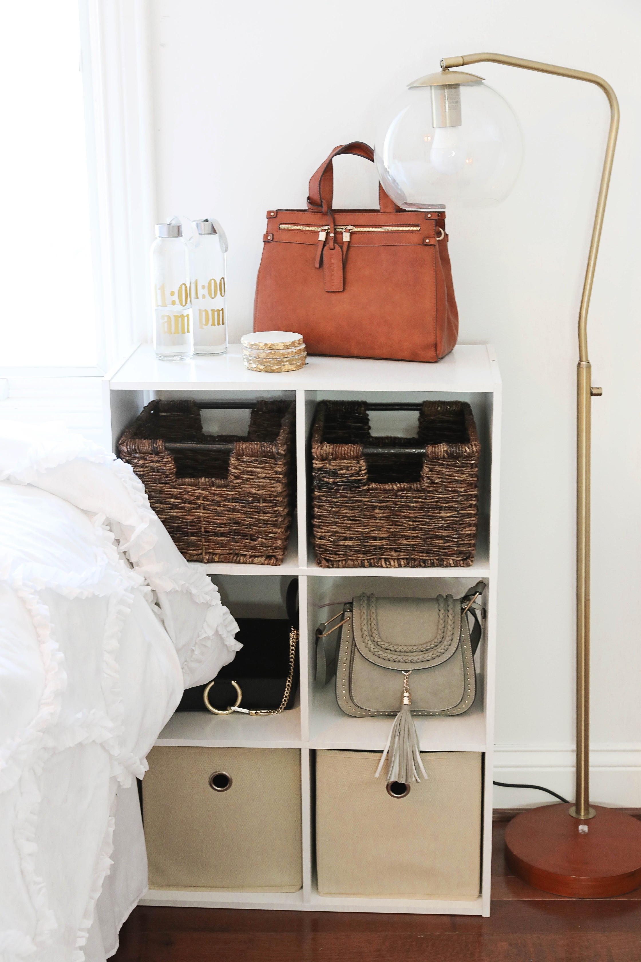 Room decluttering tips! Total closet clean out to live a minimal lifestyle. Spring cleaning means getting rid of clutter! Insane before and after photos of decluttering on lifestyle blog daily dose of charm by lauren lindmark