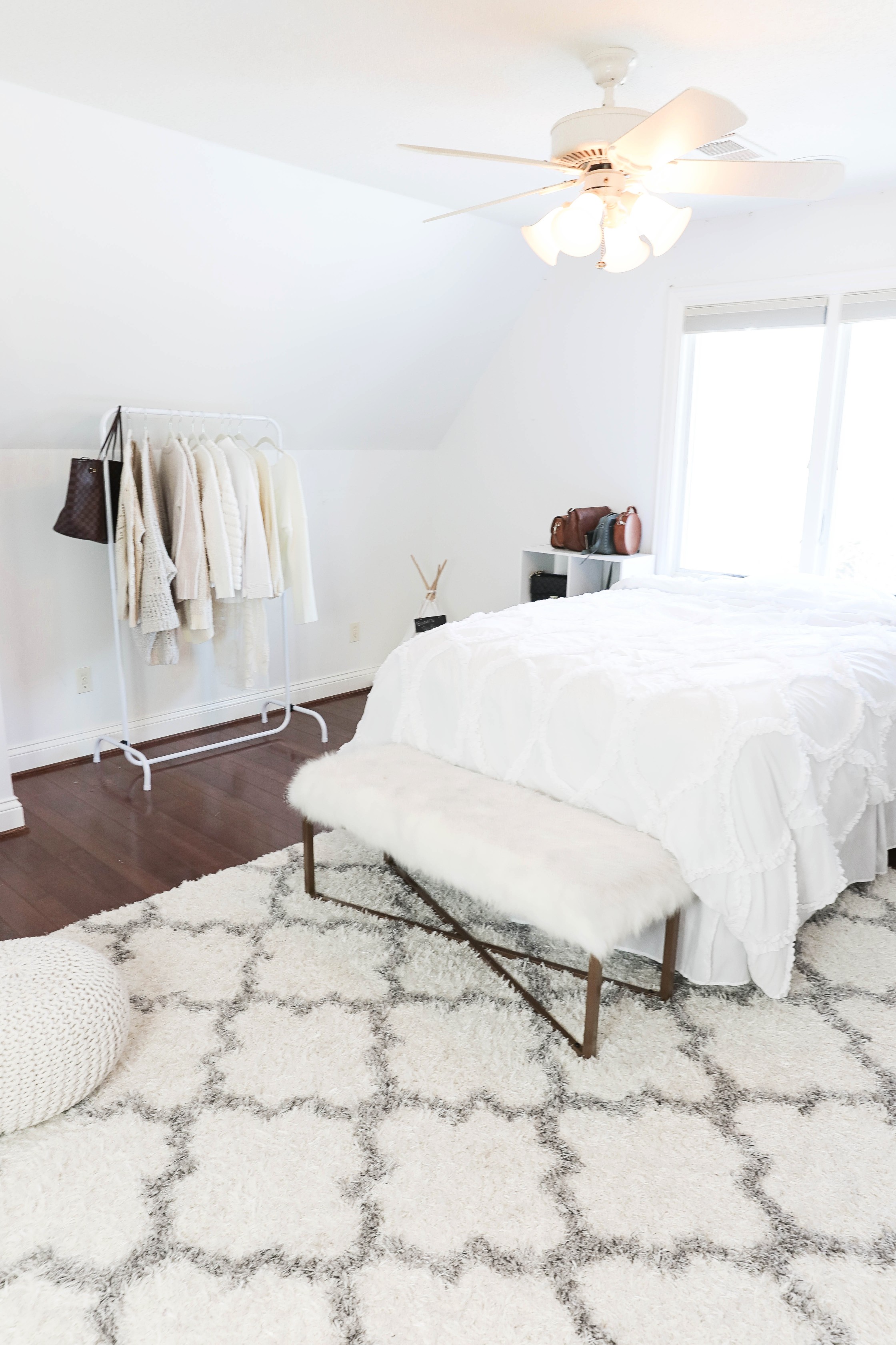 Room decluttering tips! Total closet clean out to live a minimal lifestyle. Spring cleaning means getting rid of clutter! Insane before and after photos of decluttering on lifestyle blog daily dose of charm by lauren lindmark