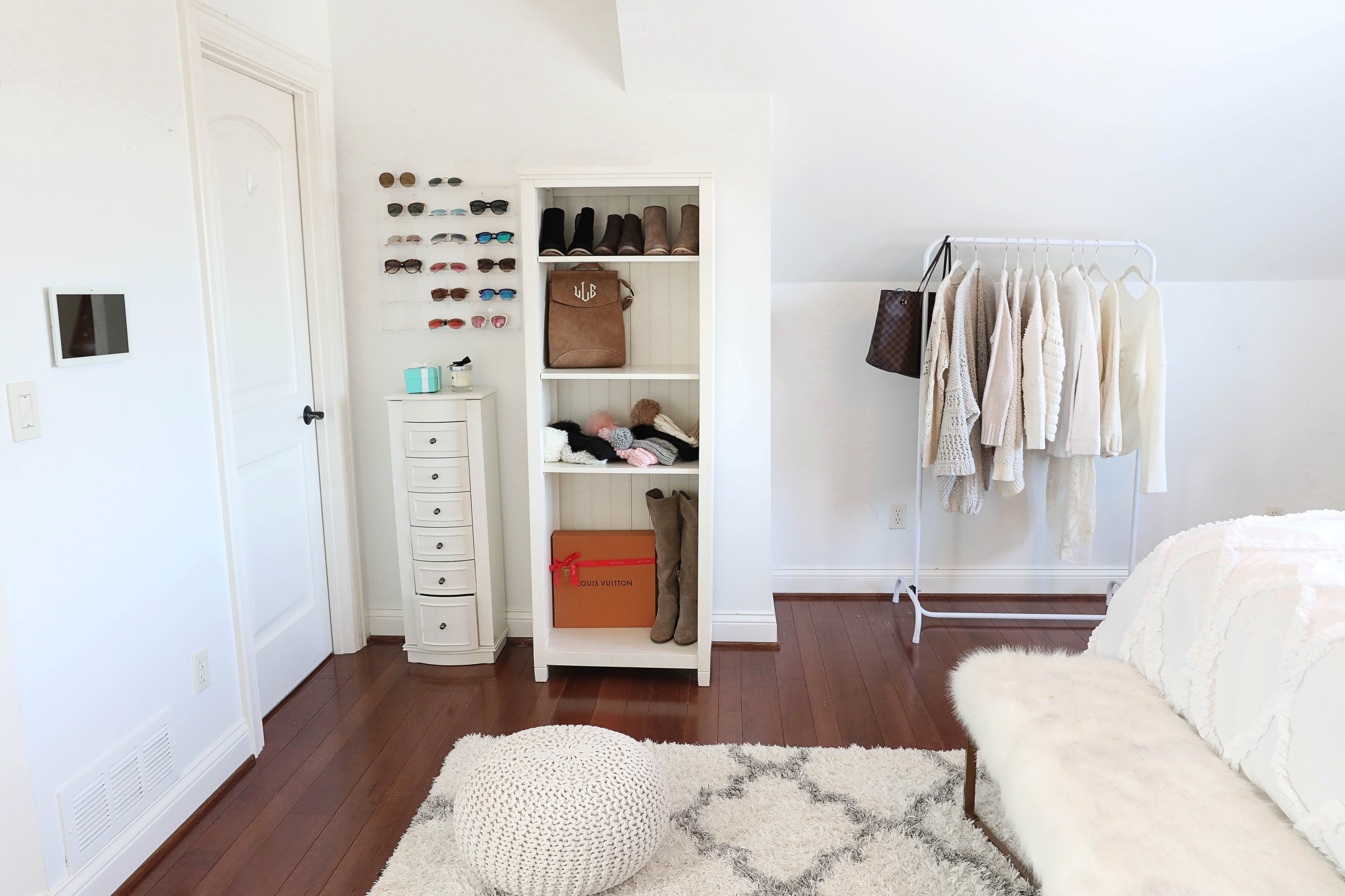 Room decluttering tips! Total closet clean out to live a minimal lifestyle. Spring cleaning means getting rid of clutter! Insane before and after photos of decluttering on lifestyle blog daily dose of charm by lauren lindmark