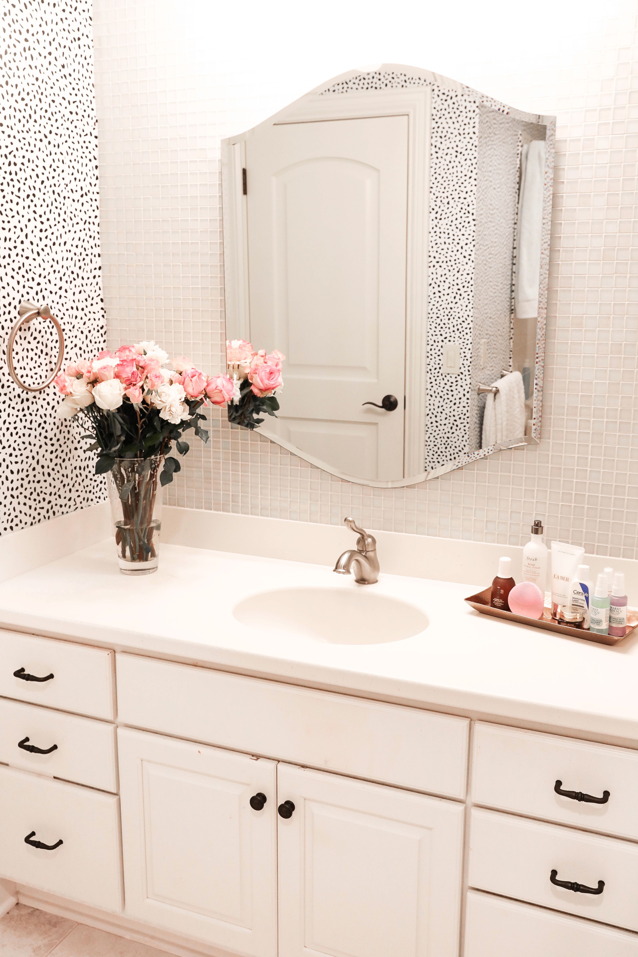 Skin care routine! How I cured my acne and back acne. The cutest dalmation print wallpaper for my bathroom transformation! This list the cutest red robe, talking about other brands such as la mer! Details on fashion blog daily dose of charm by lauren lindmark