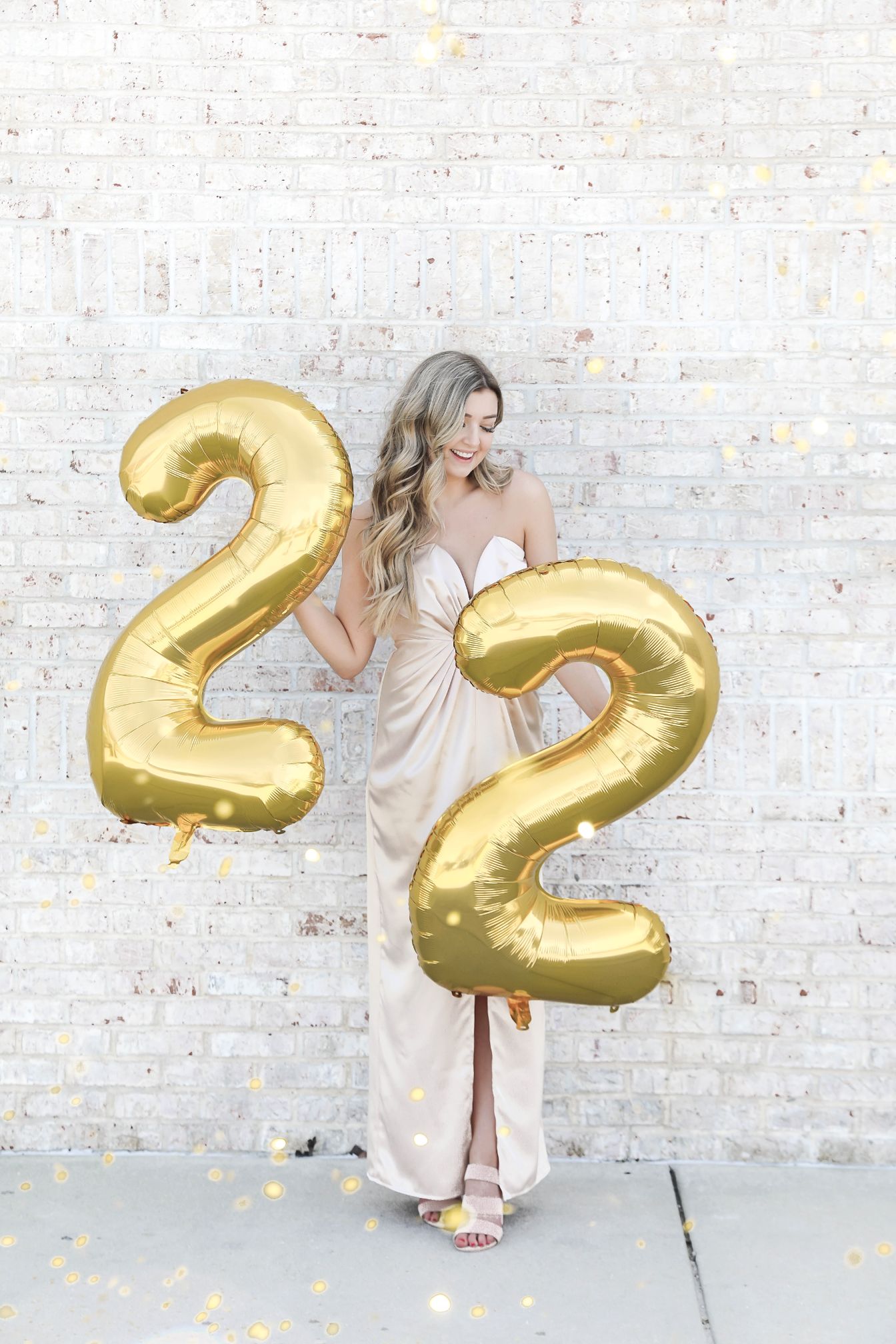 22nd birthday! I'm feeling twenty two! The cutest birthday balloons photoshoot with glitter confetti! I also love this gold dress! Details on fashion blog daily dose of charm by lauren lindmark