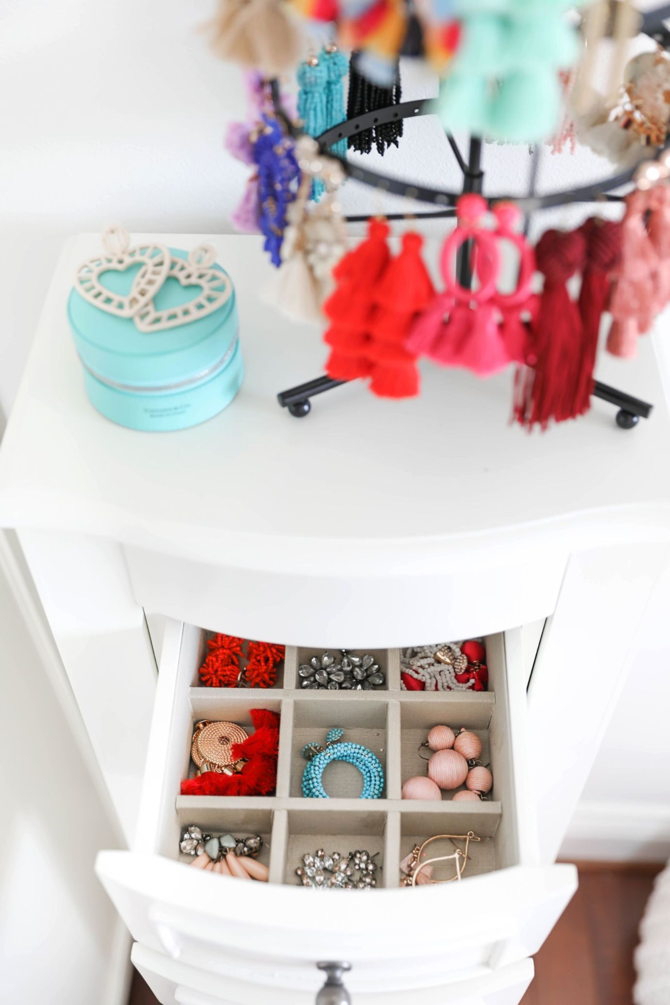 Jewelry organization ideas! Plus a roundup of all my favorite statement earrings at the moment! I love my jewelry armoire from pbteen by pottery barn! All details on lifestyle, decor, and fashion blog daily dose of charm lauren lindmark