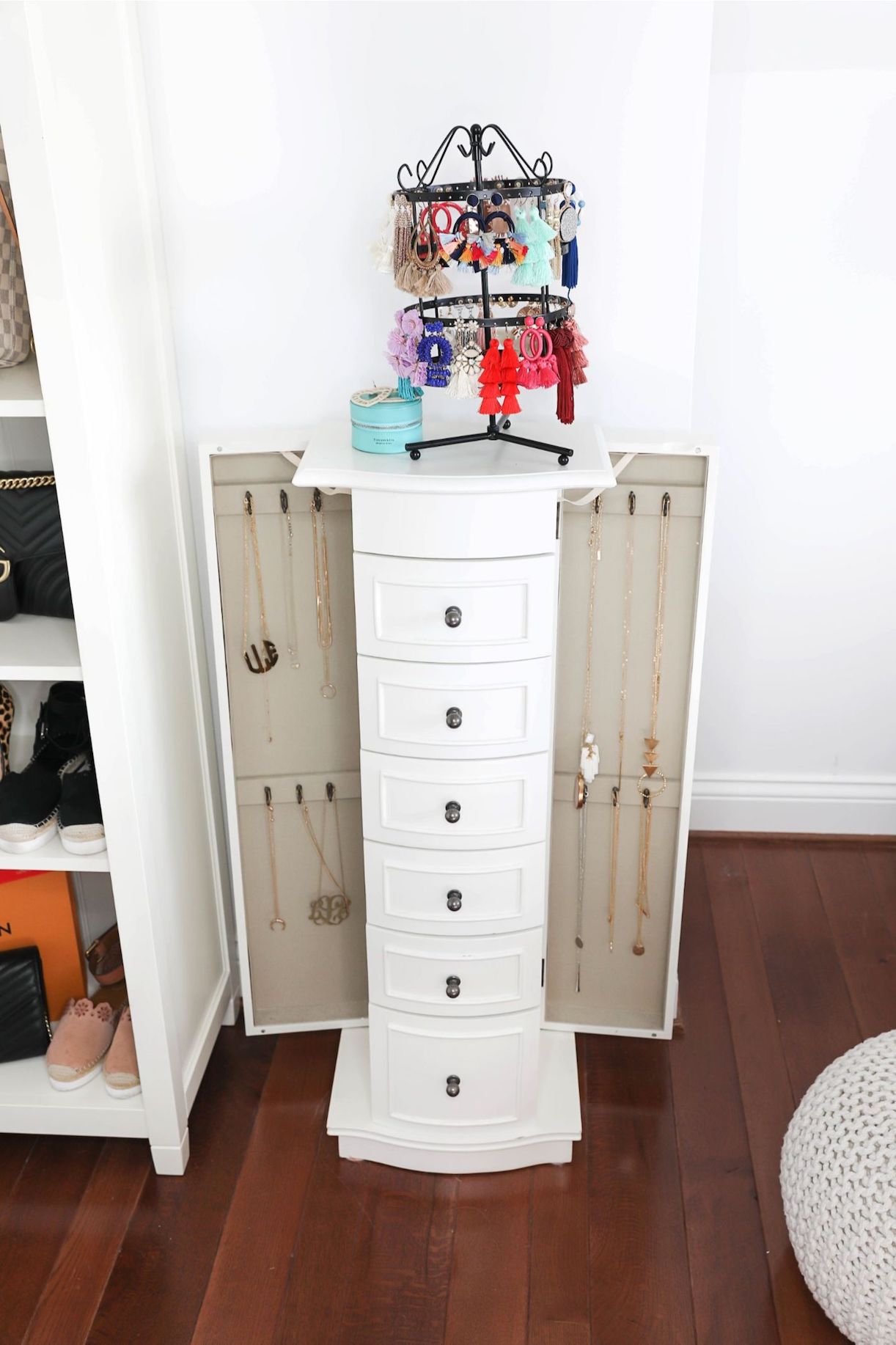 Jewelry organization ideas! Plus a roundup of all my favorite statement earrings at the moment! I love my jewelry armoire from pbteen by pottery barn! All details on lifestyle, decor, and fashion blog daily dose of charm lauren lindmark