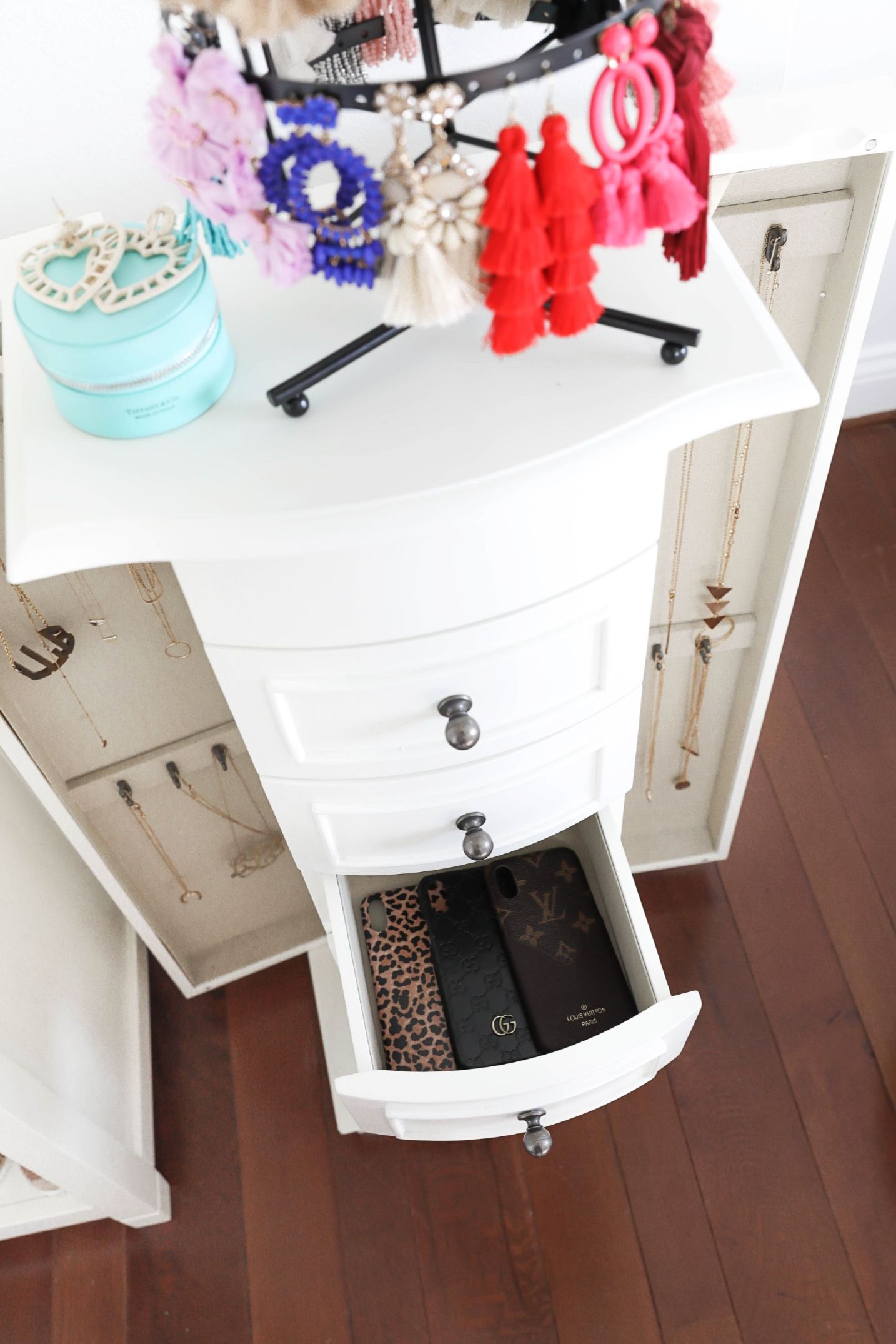 Jewelry organization ideas! Plus a roundup of all my favorite statement earrings at the moment! I love my jewelry armoire from pbteen by pottery barn! All details on lifestyle, decor, and fashion blog daily dose of charm lauren lindmark