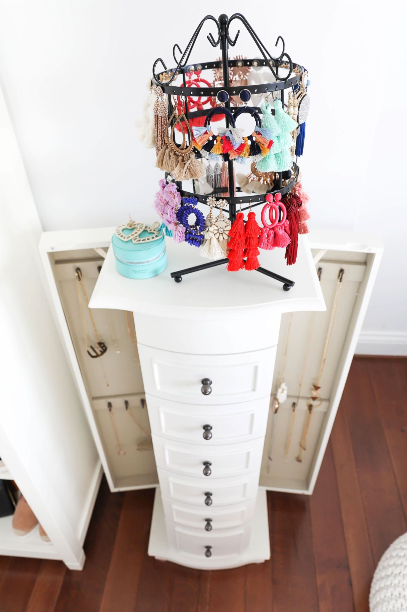 Jewelry organization ideas! Plus a roundup of all my favorite statement earrings at the moment! I love my jewelry armoire from pbteen by pottery barn! All details on lifestyle, decor, and fashion blog daily dose of charm lauren lindmark