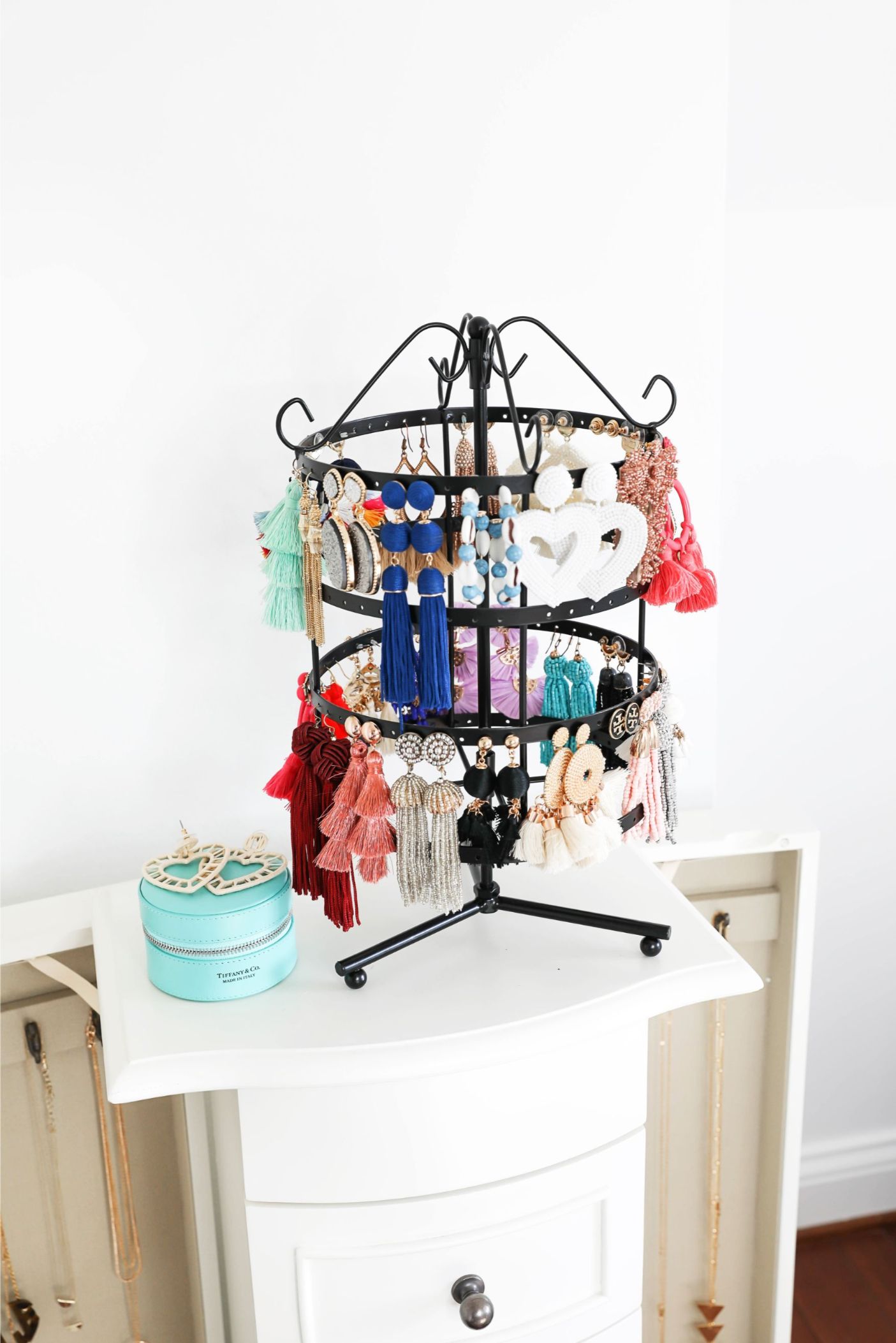 Jewelry organization ideas! Plus a roundup of all my favorite statement earrings at the moment! I love my jewelry armoire from pbteen by pottery barn! All details on lifestyle, decor, and fashion blog daily dose of charm lauren lindmark