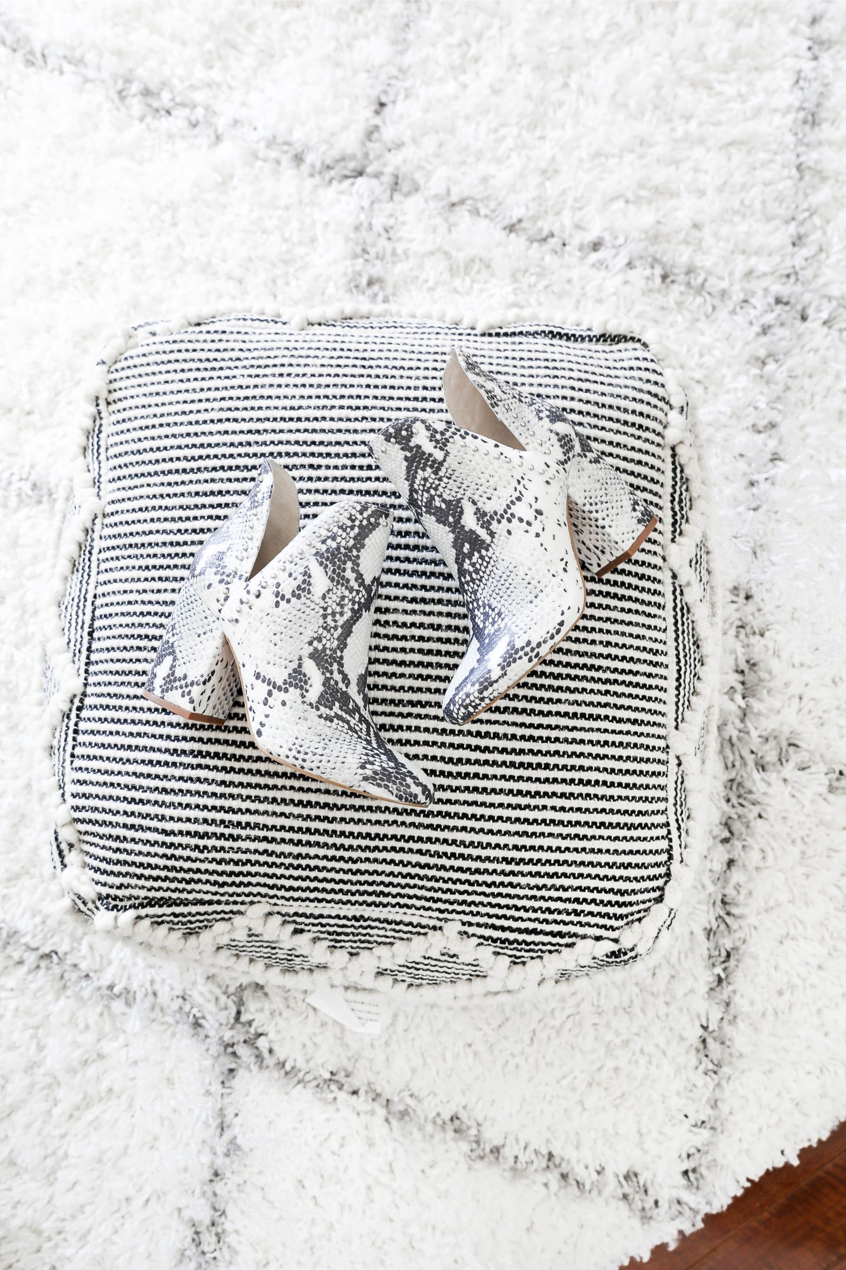 Nordstrom Anniversary Sale 2019! All the best shoes and accessories in one roundup! I am also sharing some cute scarves and hats! Which are your favorite? I love the booties this year! Details on daily dose of charm by lauren lindmark