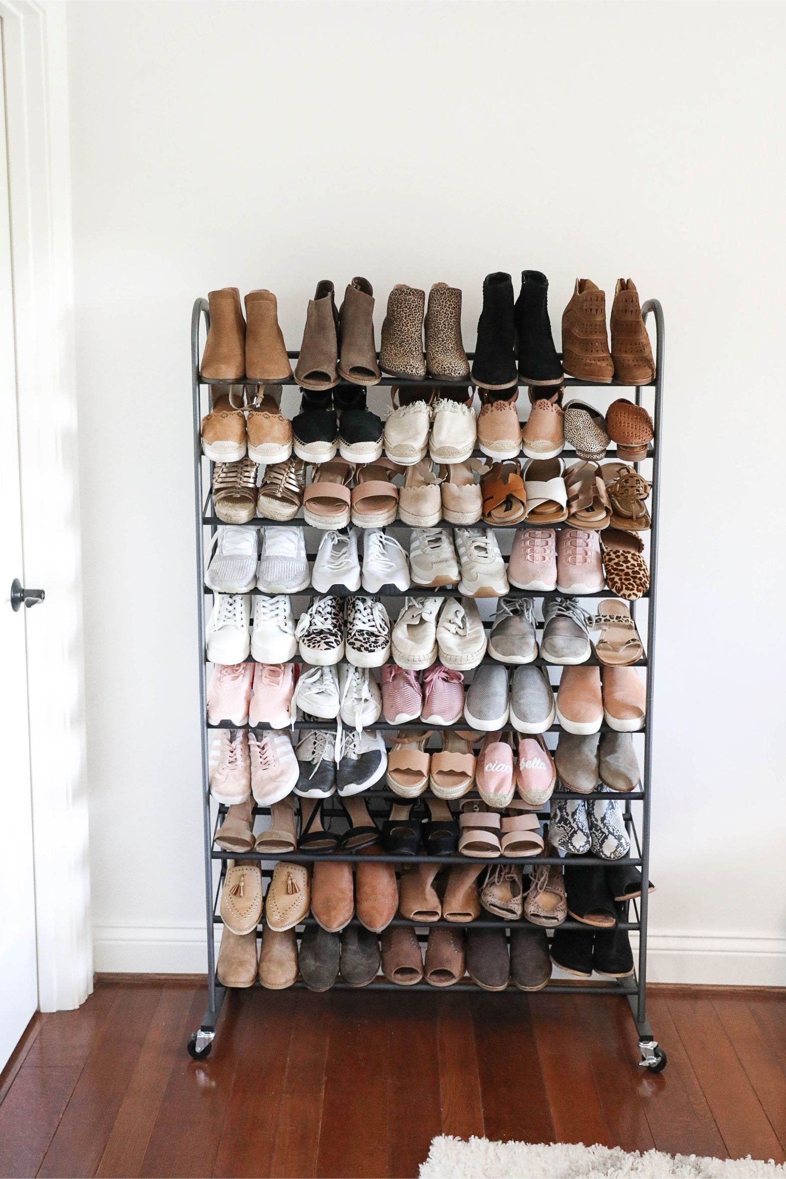 How to store a lot of shoes! The best organization hacks on fashion blog daily dose of charm by lauren lindmark