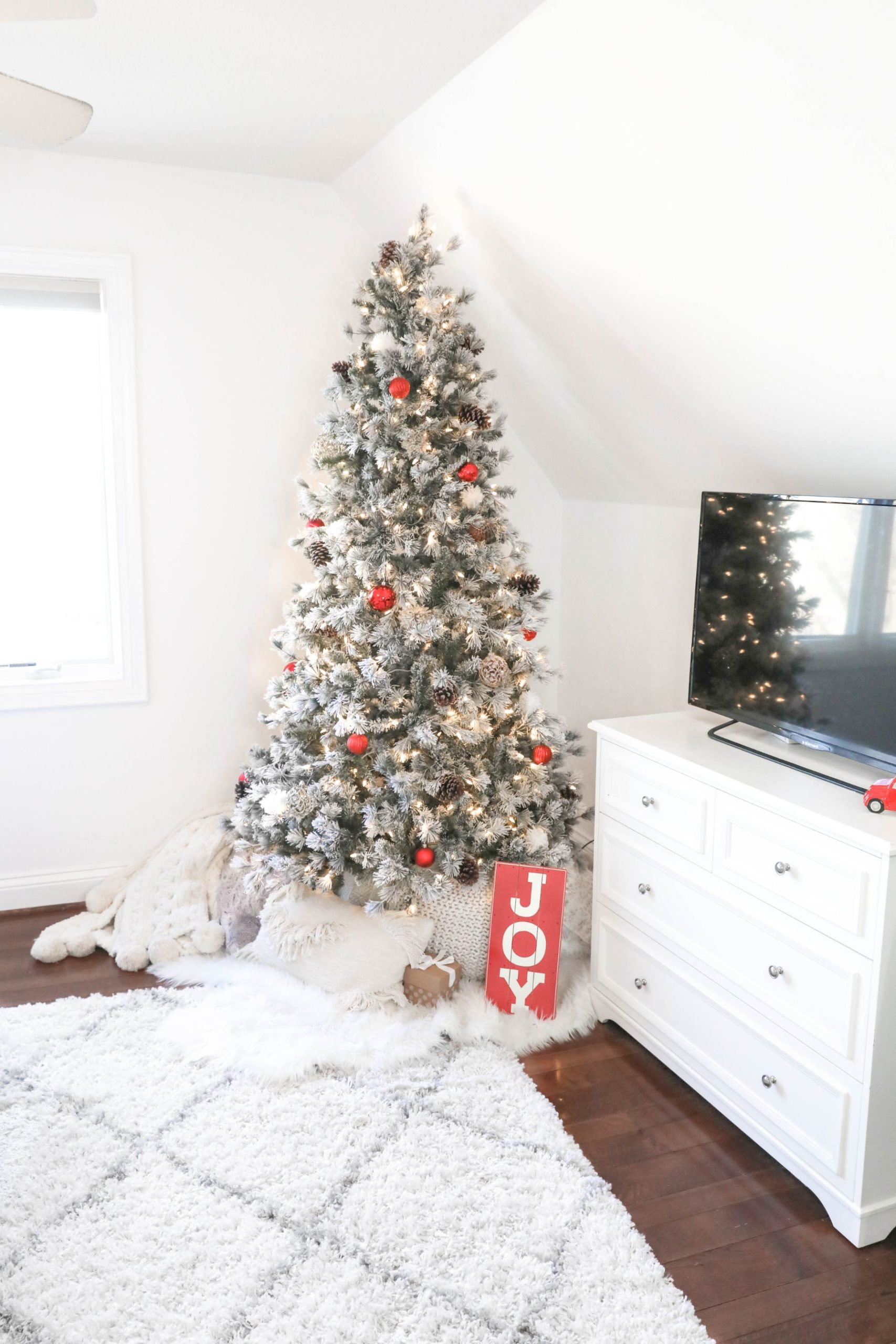 CHRISTMAS ROOM TOUR 2019 Daily Dose of Charm flocked tree home depot holiday decor interior photography Lauren Lindmark 