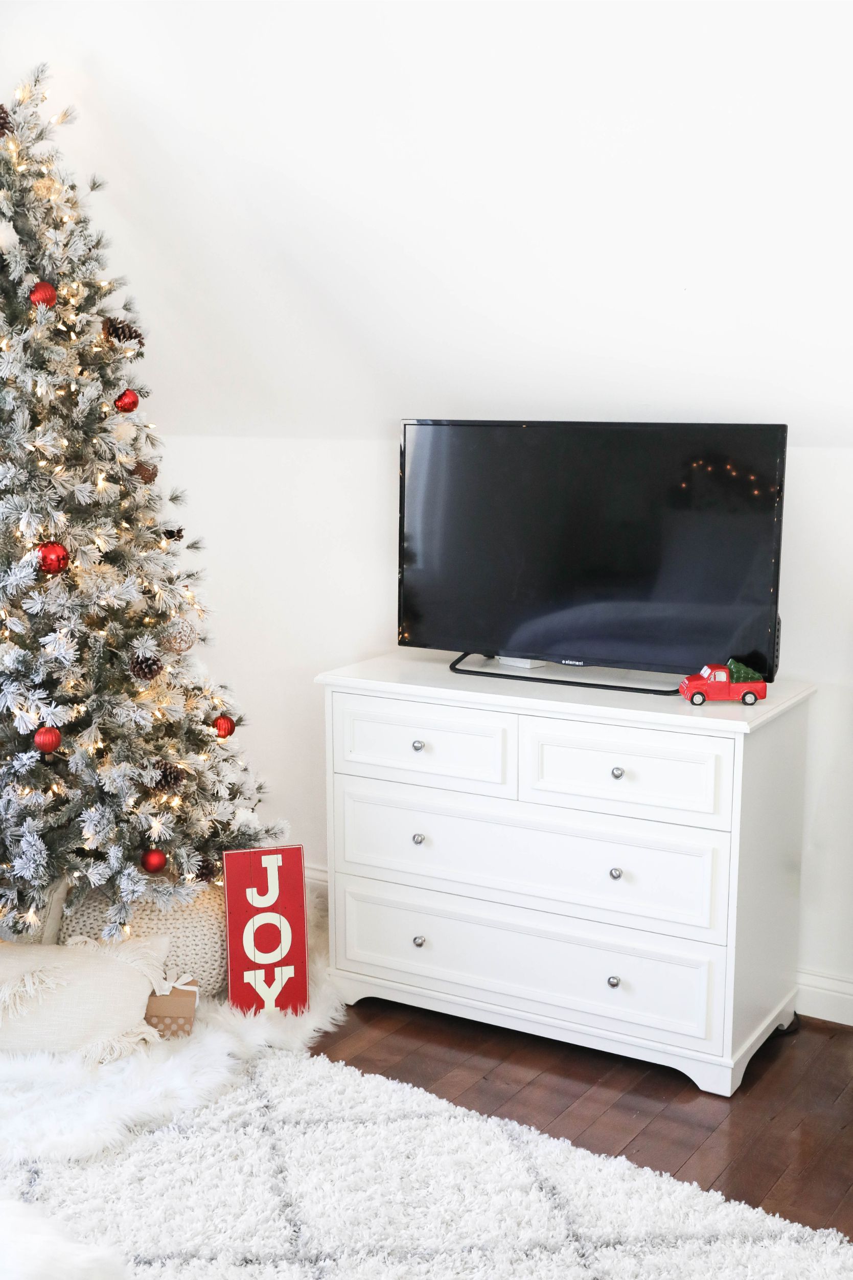 CHRISTMAS ROOM TOUR 2019 Daily Dose of Charm flocked tree home depot holiday decor interior photography Lauren Lindmark 