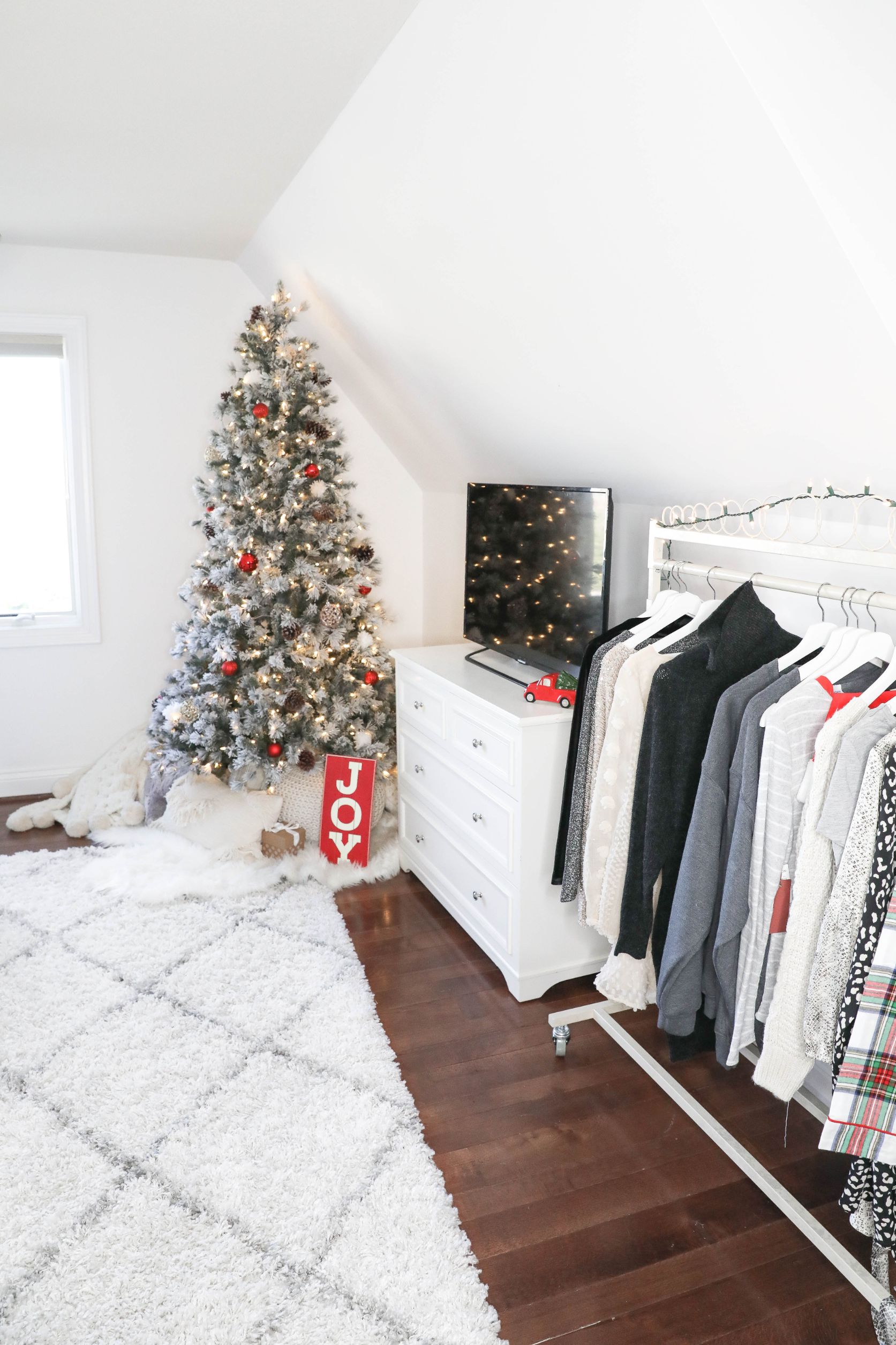 CHRISTMAS ROOM TOUR 2019 Daily Dose of Charm flocked tree home depot holiday decor interior photography Lauren Lindmark 