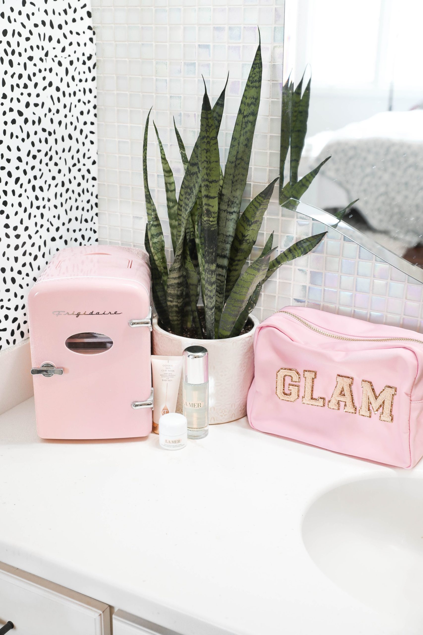 Lasted Spring Beauty Favorites! From hair, to makeup, to face masks, accessories, and nails. I am also sharing what is in my beauty fridge! Daily Dose of Charm by Lauren Lindmark